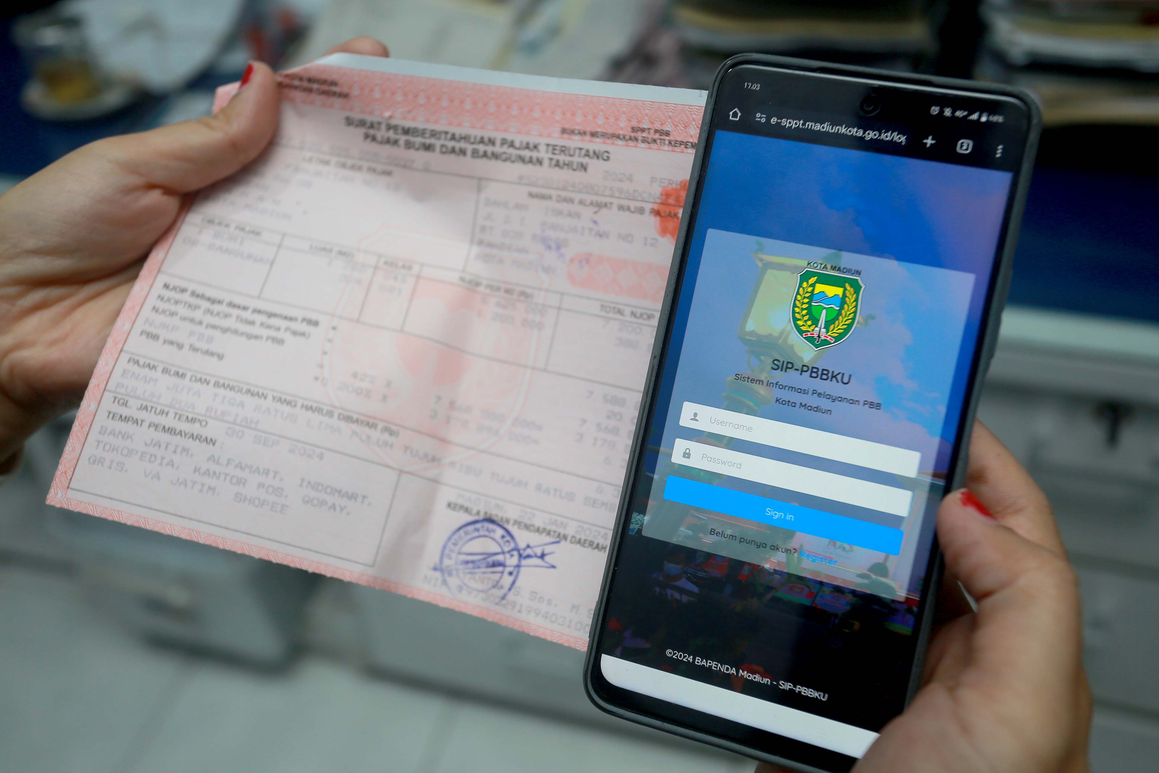 PENDAPATAN DAERAH: Petugas Bapenda Kota Madiun bakal melakukan penagihan secara door to door bagi wajib pajak yang belum membayar PBB mendekati jatuh tempo. (BAGAS BIMANTARA/RADAR MADIUN)