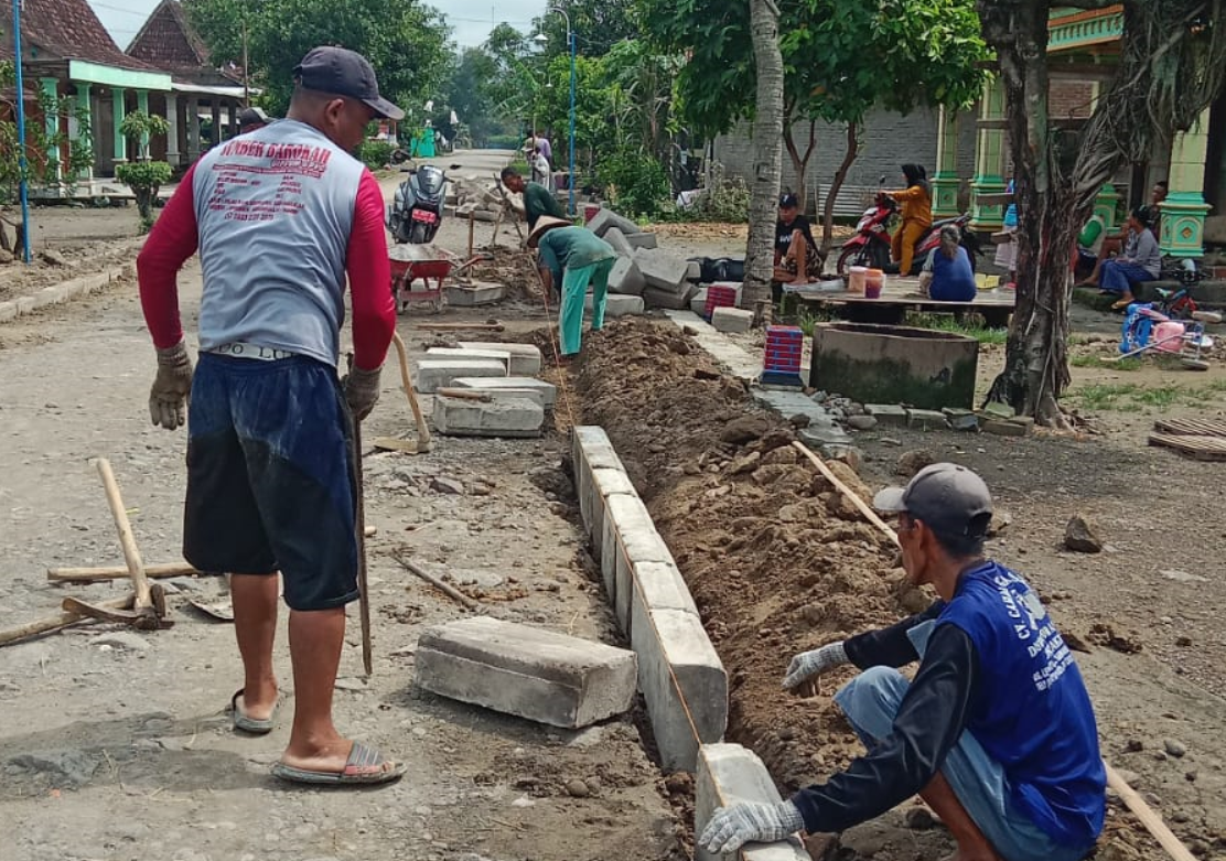 PAVINGISASI: Pavingisasi menjadi program prioritas Pemdes Pelanglor. (PEMDES PELANGLOR)