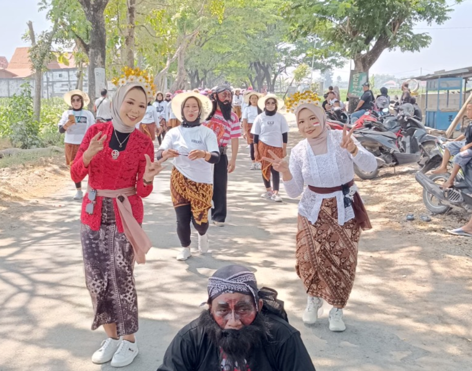 SEMARAK KEMERDEKAAN: Para Kader PKK Desa Dungmiri bersemangat mengikuti karnaval se-Kecamatan Karangjati.