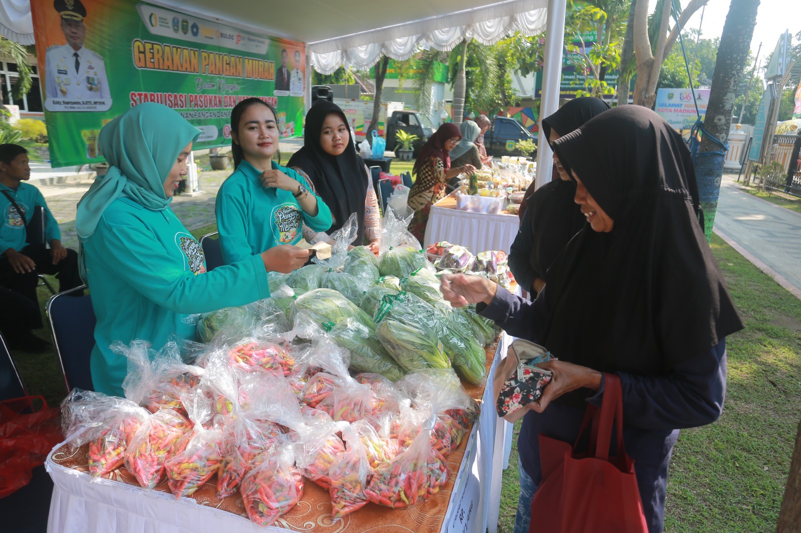 KEBUTUHAN PANGAN: Suasana gerakan pangan murah (GPM) di halaman kantor Kecamatan Manguharjo kemarin (11/9). (BAGAS BIMANTARA/JAWA POS RADAR MADIUN)