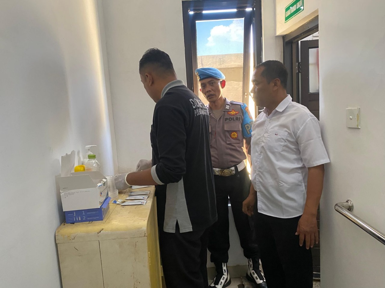 NEGATIF : Para personel Polres Magetan menjalani tes urine sebelum menjalankan Operasi Tumpas Narkoba.