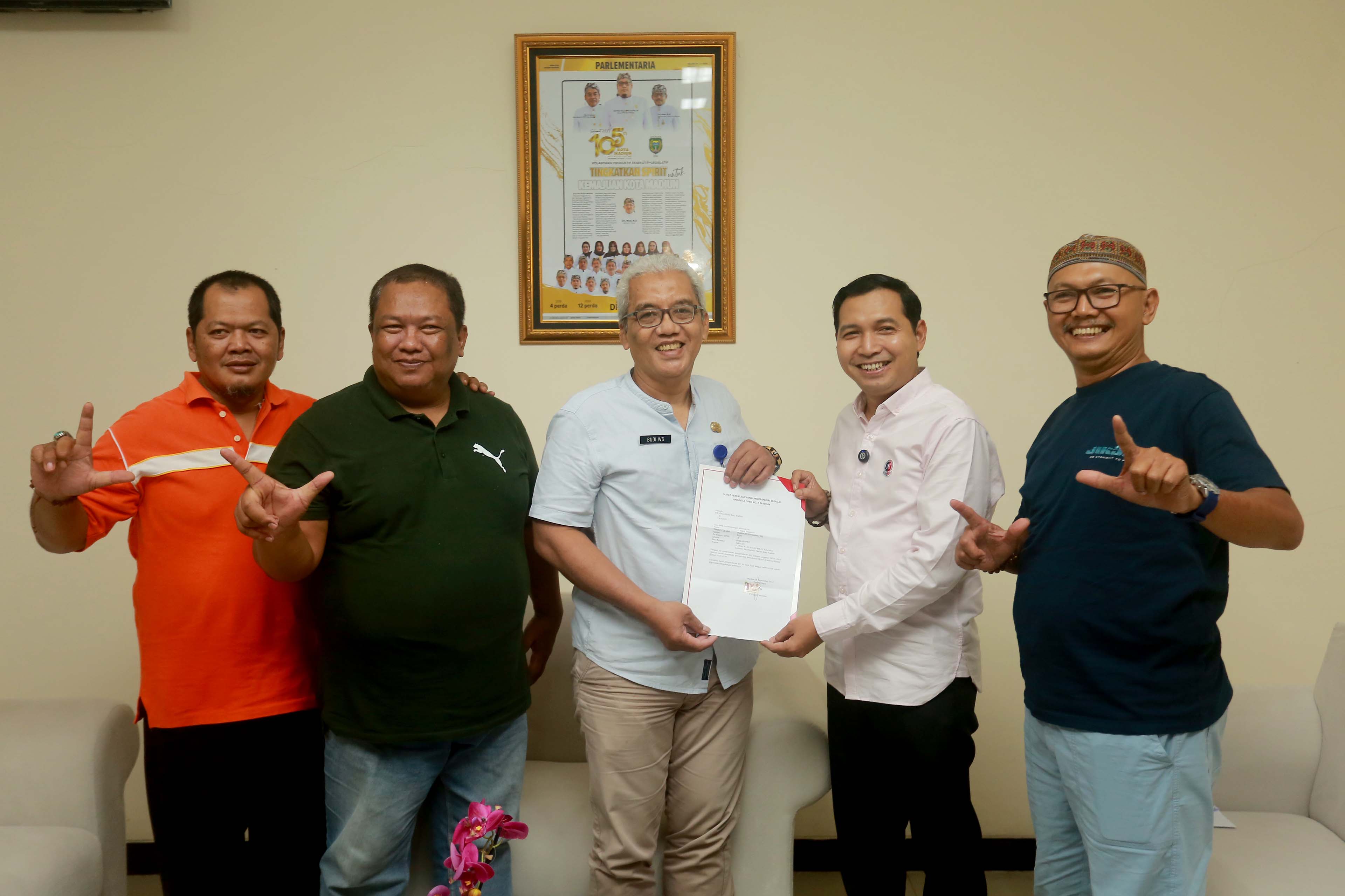 WAKIL RAKYAT: F Bagus Panuntun menyerahkan surat pengunduran diri sebagai anggota DPRD Kota Madiun periode 2024&ndash;2029 ke setwan, Jumat (13/9). (BAGAS BIMANTARA/RADAR MADIUN)