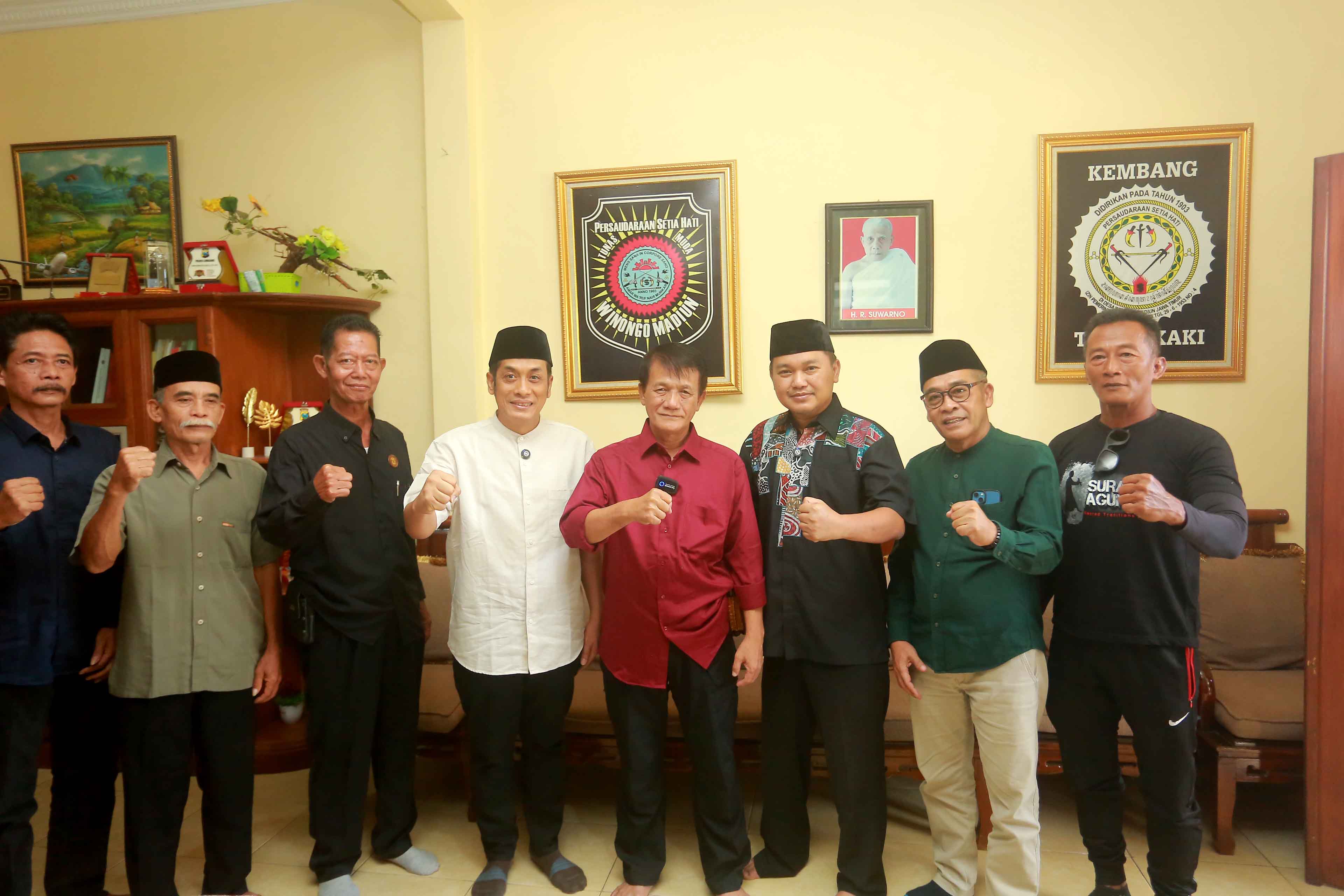 SOWAN: Bapaslon Bonie Laksmana-Bagus Rizki Dinarwan bersilaturahmi dengan Ketum PSHW Tunas Muda R Agus Wiyono Santoso, Jumat (13/9).&nbsp;(BAGAS BIMANTARA/RADAR MADIUN)