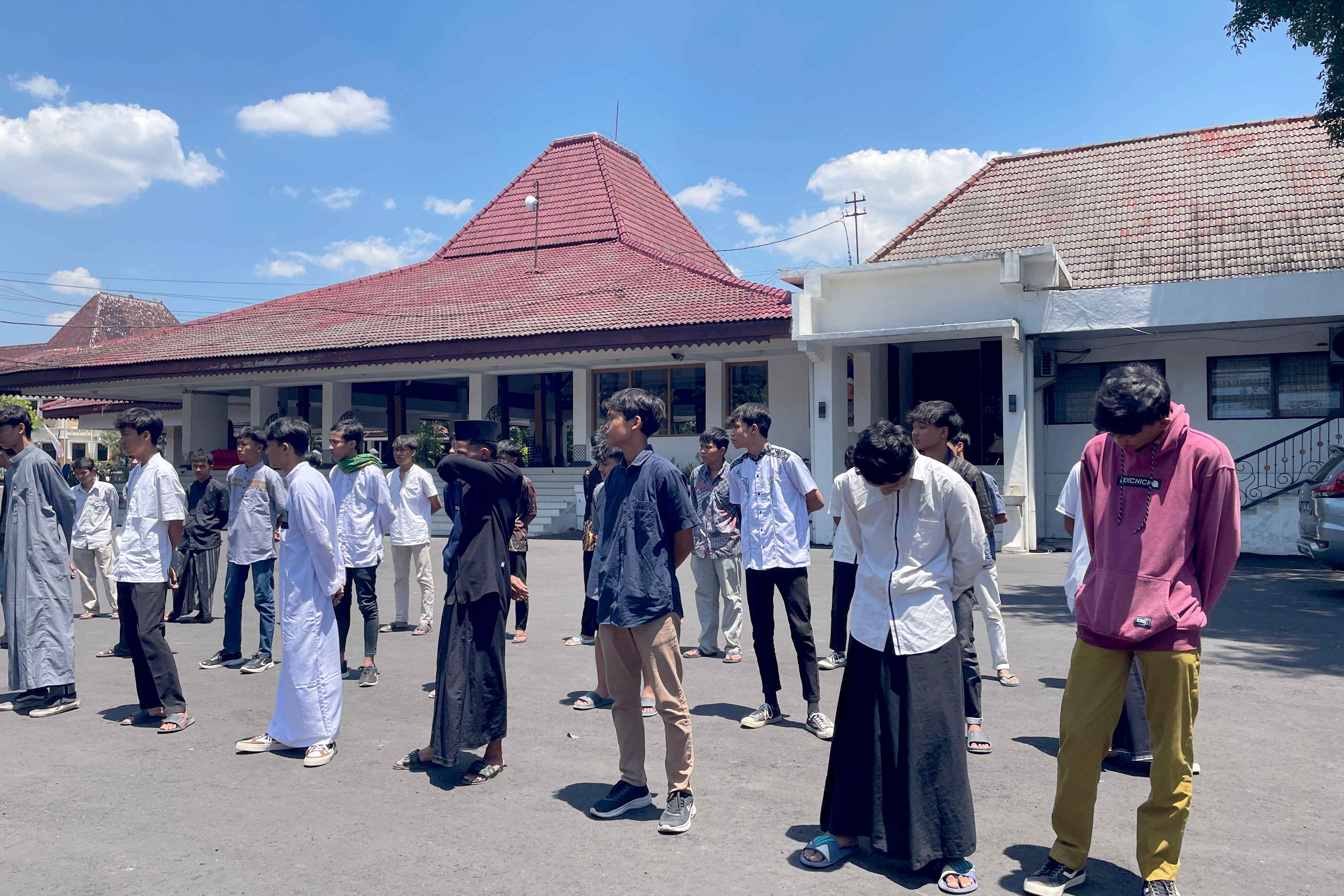 BIAR KAPOK: Pembinaan kepada puluhan siswa yang kedapatan bolos sekolah dan nongkrong di warung, Jumat (13/9). Beberapa di antara mereka lolos dari razia.