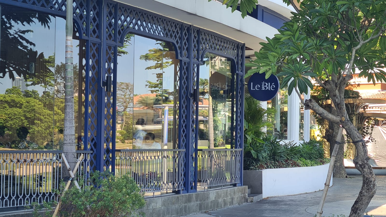 RECOMMENDED: Le Ble Boulangerie berlokasi di belakang salah satu mal di Surabaya bagian barat, Mal Fairway Nine, Mayjend&nbsp;Jono Soewoyo. (DIMAS NUR/RADAR MADIUN)