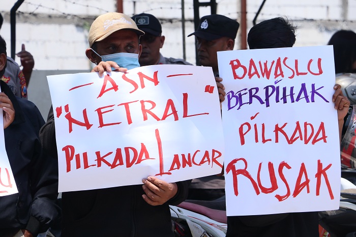 SALURKAN ASPIRASI: Warga yang tergabung dalam KKPD-PO menggelar aksi demonstrasi di Kantor Bawaslu Ponorogo,&nbsp;Kamis (12/9).