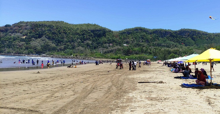 KUWATIR MEGATHRUST: Swasana objek wisata Pantai Teleng Ria, Pacitan, ora pati rame wingi (15/9). (NUR CAHYONO/RADAR MADIUN)
