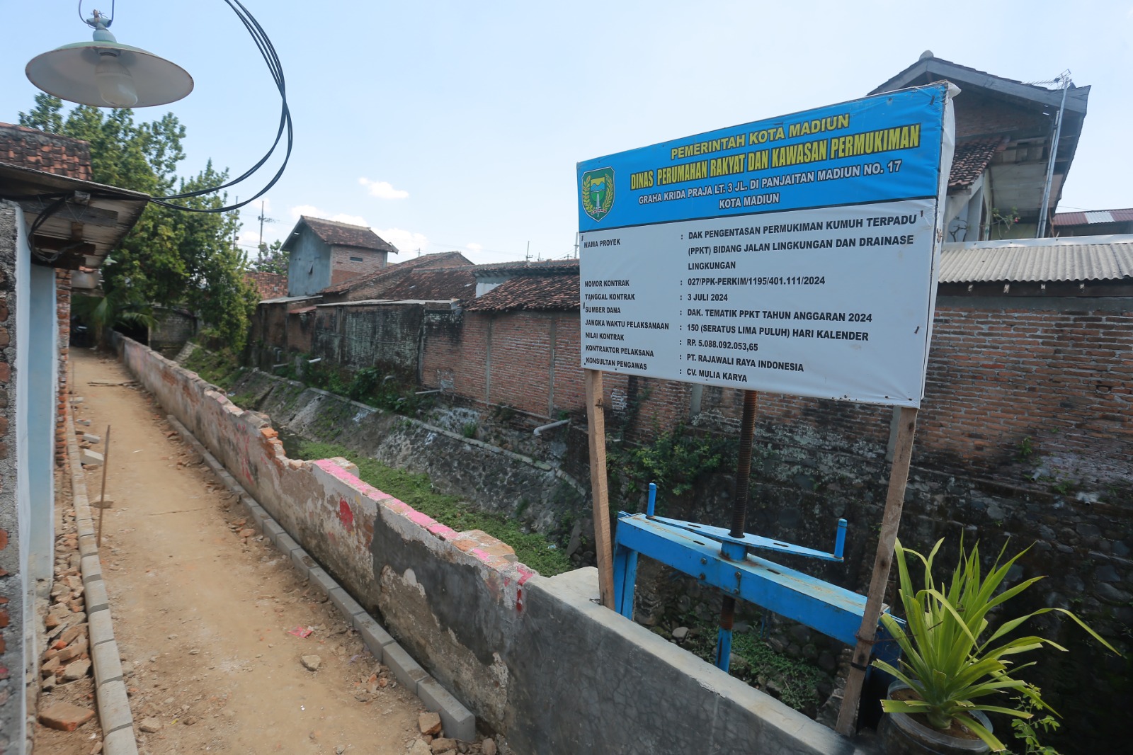 PERMUKIMAN: Kondisi terkini salah satu rumah warga terdampak penataan kawasan Kali Gempol, Kota Madiun. (BAGAS BIMANTARA/JAWA POS RADAR MADIUN)