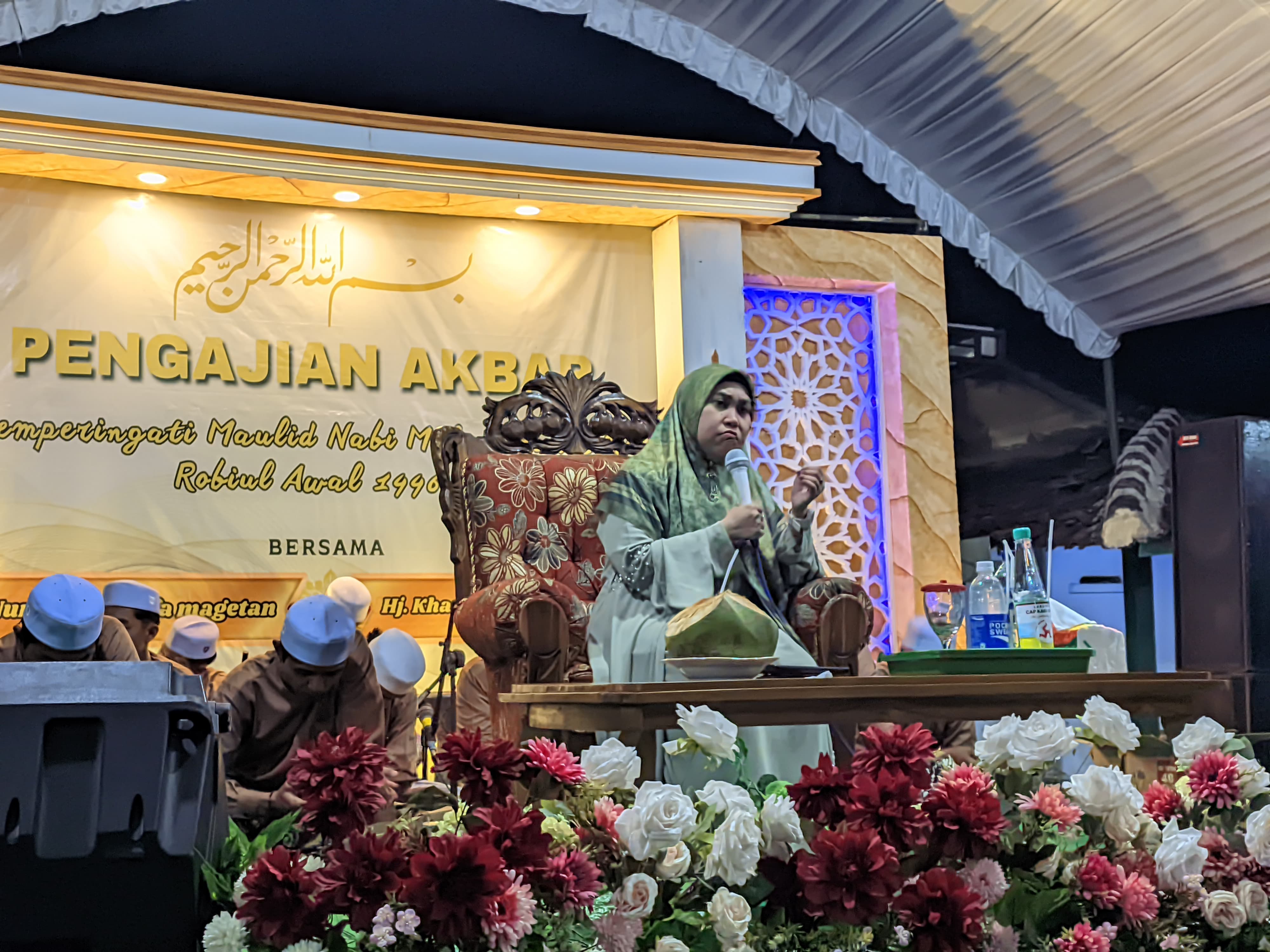 PENGAJIAN AKBAR: Ustadzah Kharisma Yogi Noviana saat mengisi pengajian akbar Maulud Nabi Muhammad SAW di Tegalarum, Bendo, Magetan, Sabtu (14/9) lalu.