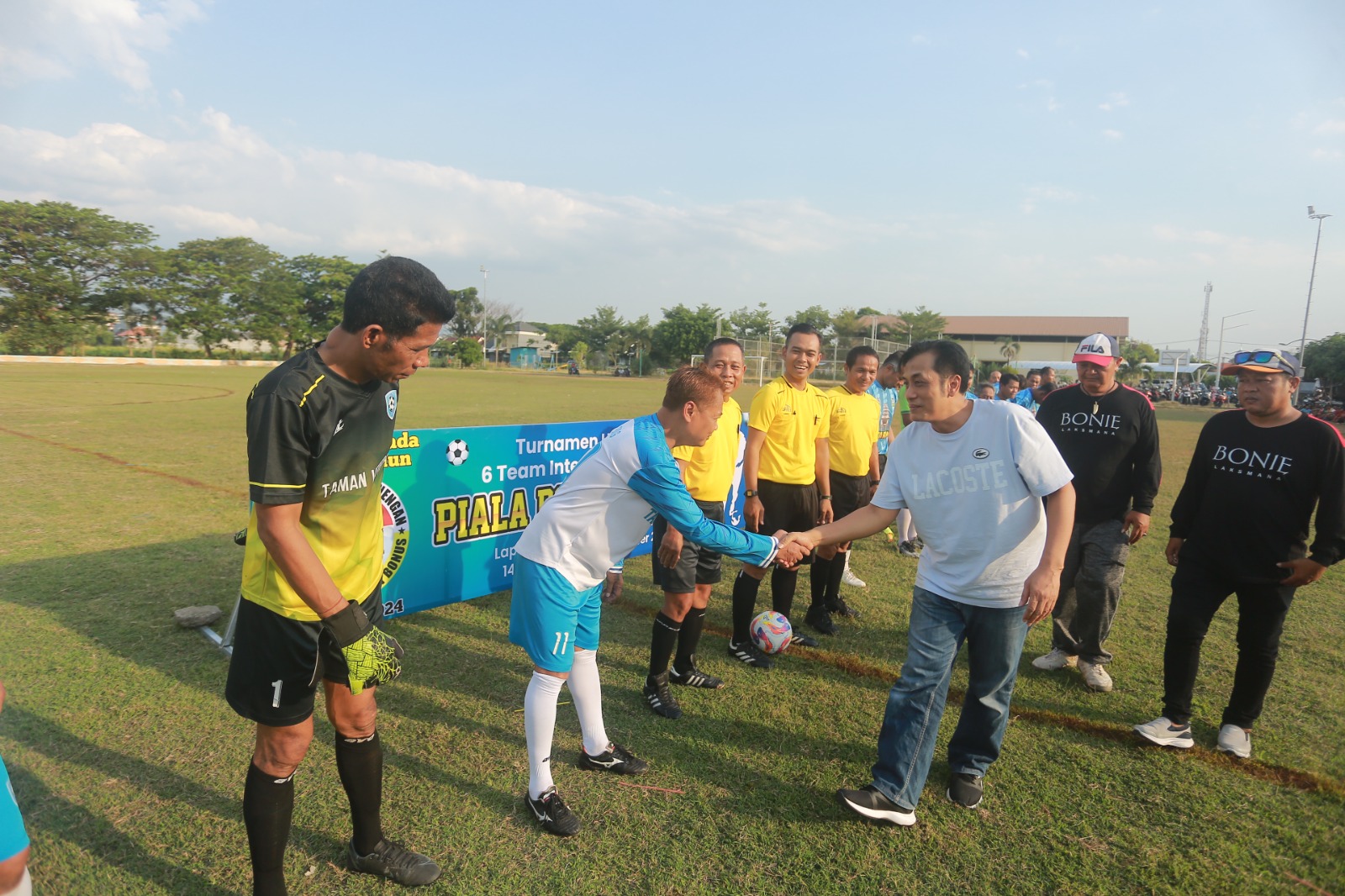 OPENING: Bacawali Bonie Laksmana membuka turnamen sepak bola U-45 Bonus Cup di Lapangan Ciliwung pada Sabtu (14/9) lalu.&nbsp;(BAGAS BIMANTARA/RADAR MADIUN)