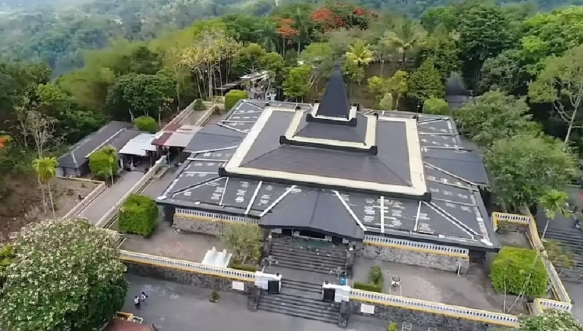 MAGRONG-MAGRONG: Astana Giri Bangun ing Desa Girilayu, Kecamatan Matesih, Kabupaten Karanganyar. (DOKUMEN/RADAR SOLO)