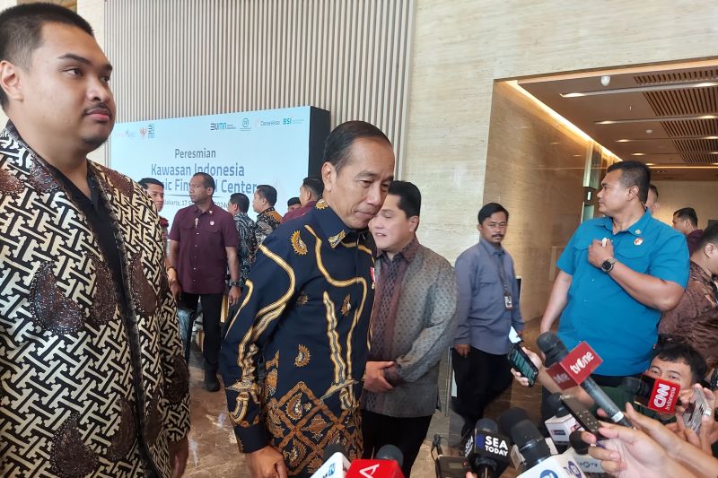 TEGAS: Presiden Joko Widodo saat diwawancarai soal penyelenggaraan PON XXI 2024 Aceh-Sumut yang sarat kontroversi. (ANTARA)