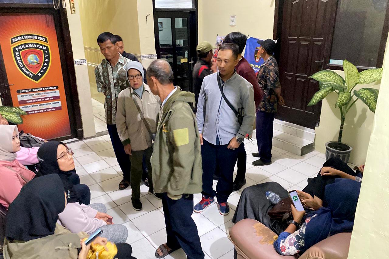 LAPOR: Korban dugaan penipuan mendatangi Mapolres Madiun Kota karena merasa ditipu oleh salah seorang warga Kota Madiun pada Senin (16/9) malam lalu.