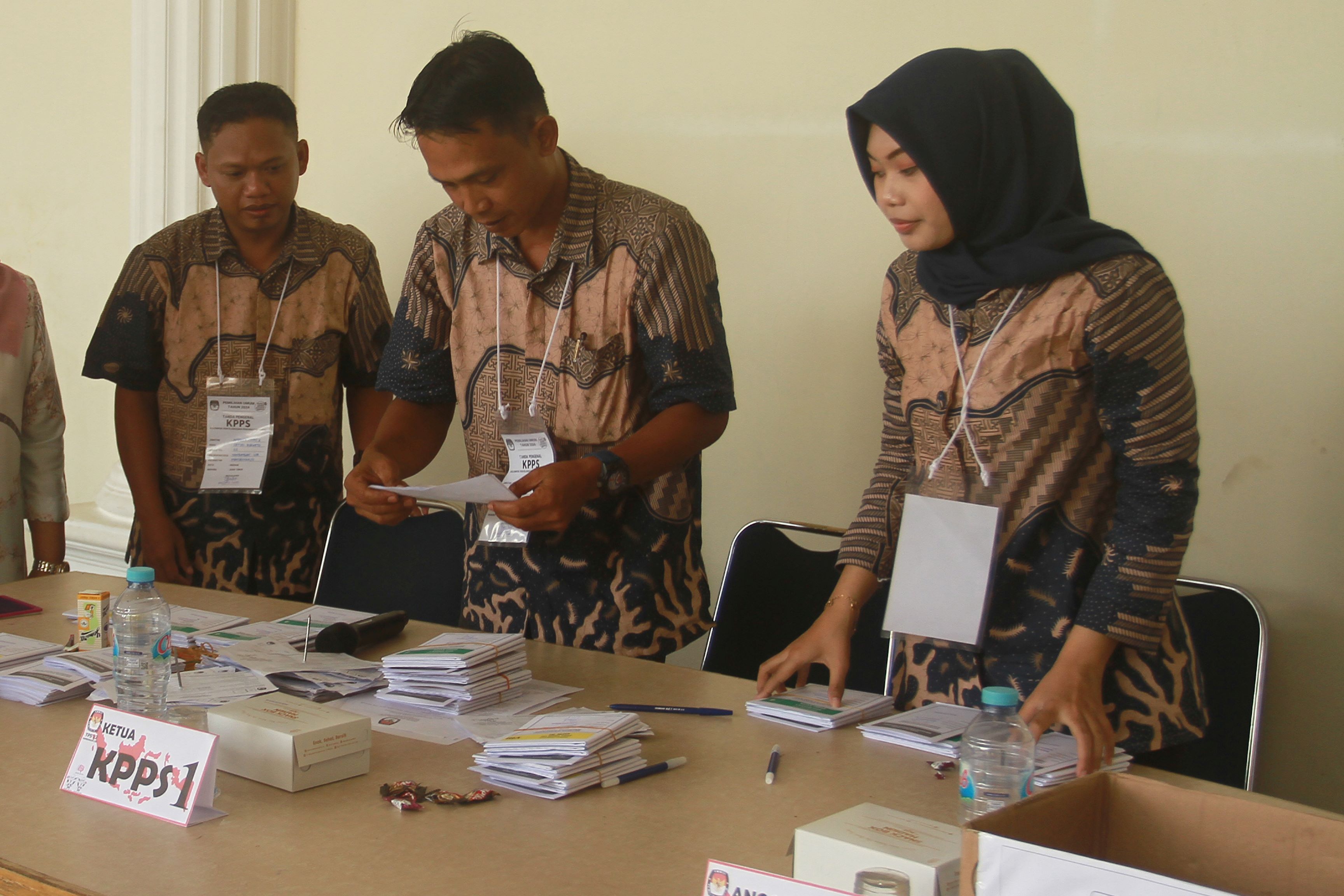 AD HOC: KPPS saat bertugas pada Pemilu 2024 lalu. Mereka berpotensi terpilih kembali karena memiliki pengalaman tentang kepemiluan.&nbsp;(BAGAS BIMANTARA/RADAR MADIUN)