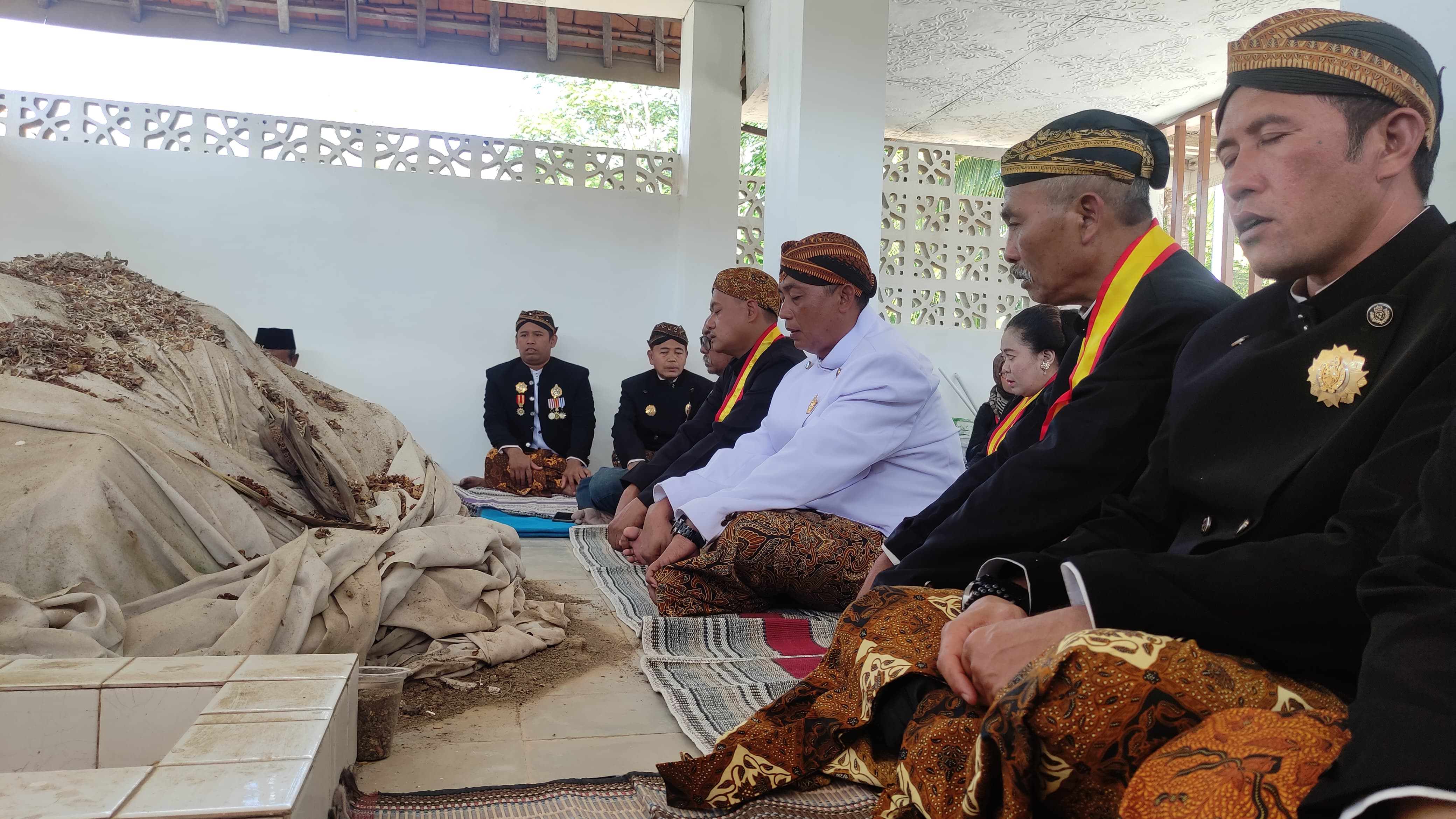 TRADISI ISLAMI: Para abdi dalem Keraton Surakarta Hadiningrat yang tergabung dalam Pakasa Bhumi Wengker Pacitan ziarah ke makam Ki Ageng Petung, Senin (16/9).&nbsp;(NUR CAHYON/RADAR MADIUN)
