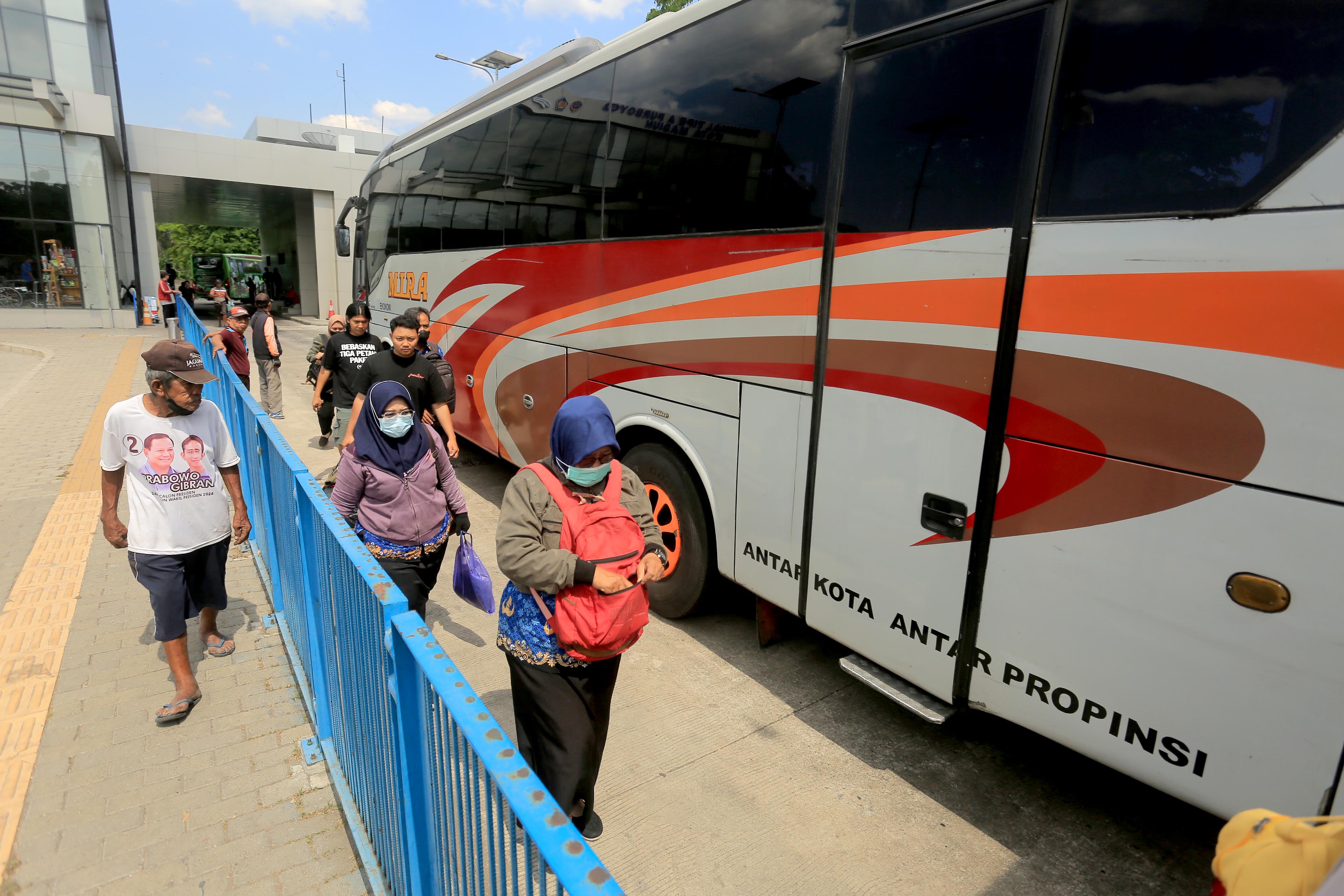 ANGKUTAN UMUM: Suasana terkini terminal Purbaya Madiun. Penumpang mengalami kenaikan di momen maulid Nabi Muhammad SAW.&nbsp;(BAGAS BIMANTARA/RADAR MADIUN)