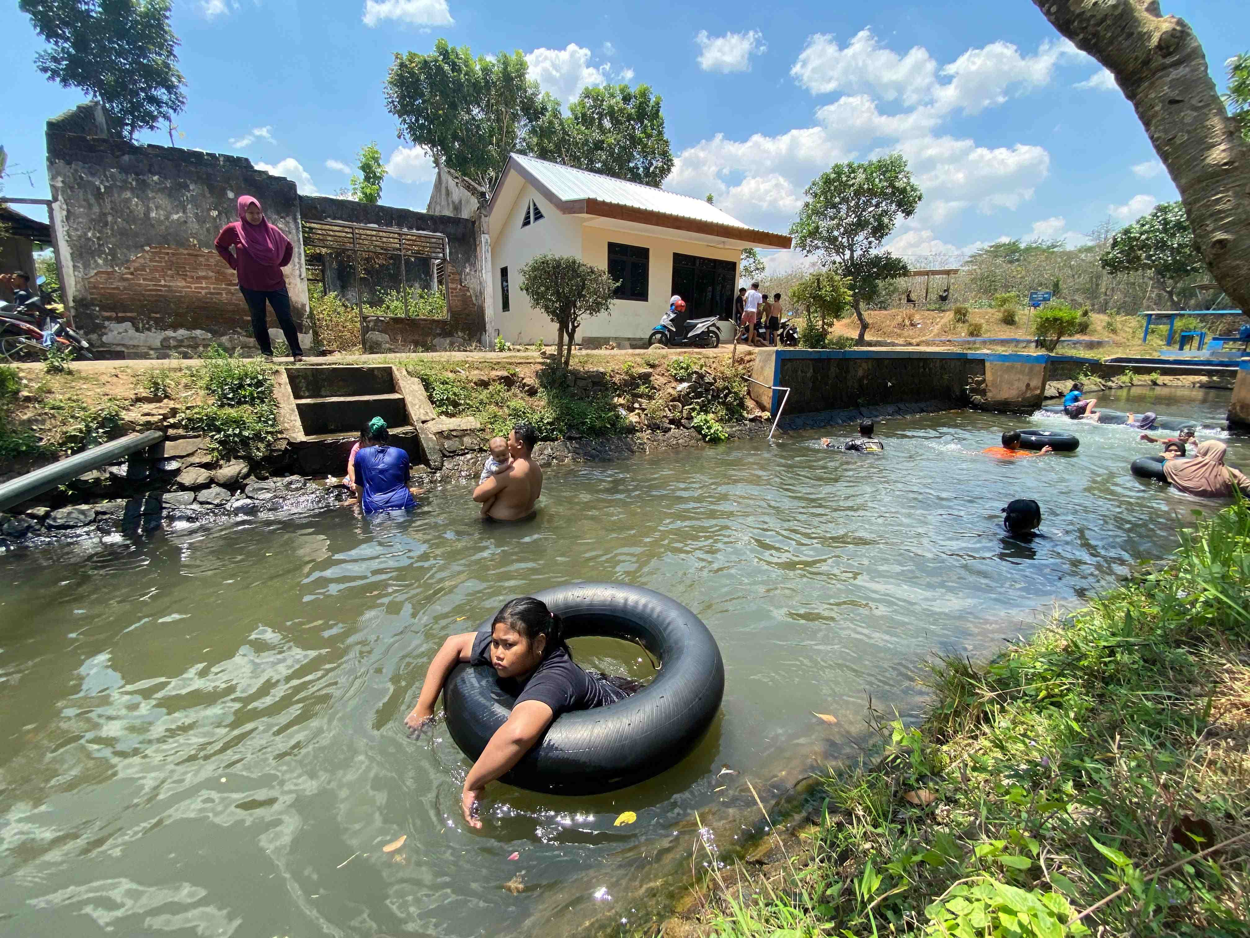 ASYIK: Libur panjang Maulid Nabi digunakan anak-anak bermain dan berenang di Sungai Kaliwungu, Kelurahan/Kecamatan Wungu (16/9).&nbsp;(DIAN RAHAYU/RADAR MADIUN)