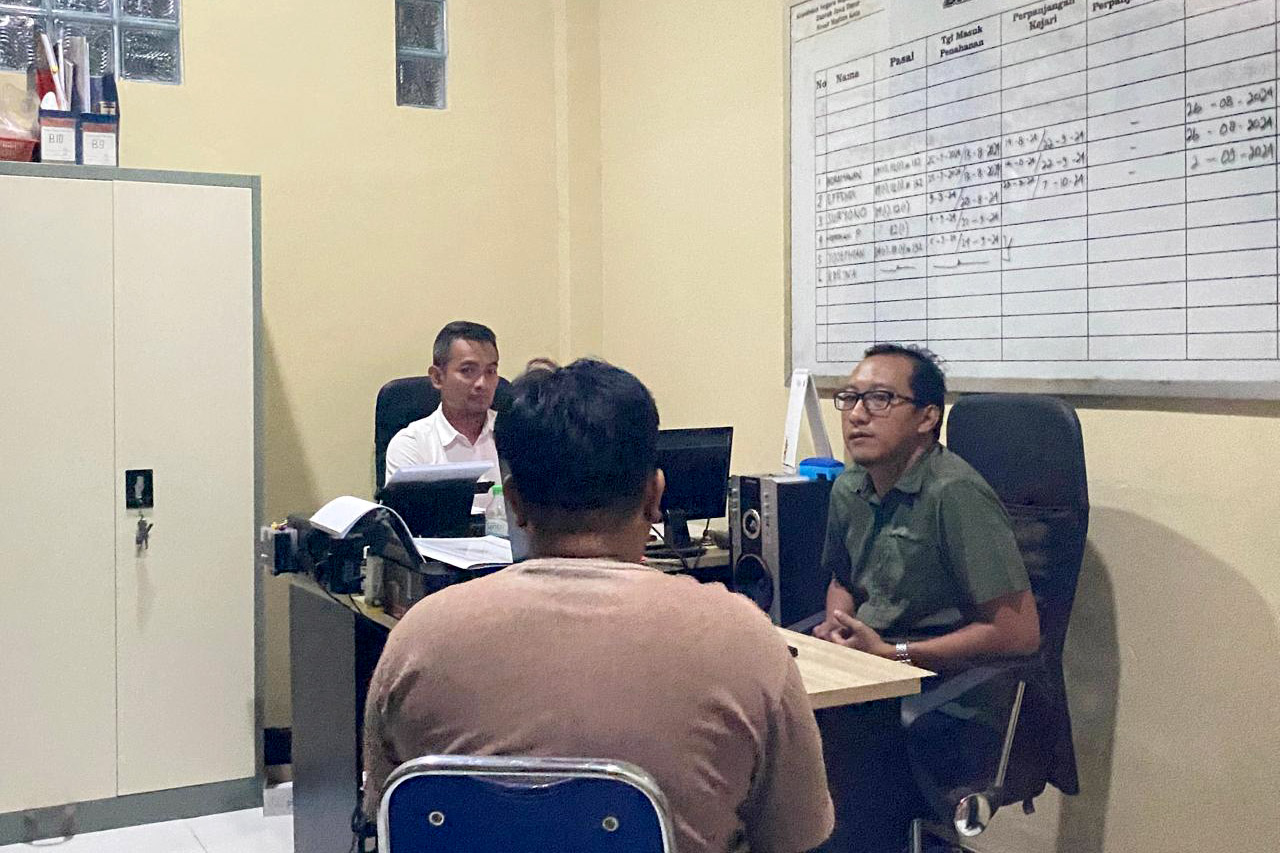 TERTANGKAP BASAH: HK, 38, oknum Satpol PP dan Damkar Kota Madiun saat menjalani proses pemeriksaan pihak Satresnarkoba Polres Madiun Kota, Selasa (17/9) malam lalu.&nbsp;(ANGGIYAN BAYU/RADAR MADIUN)