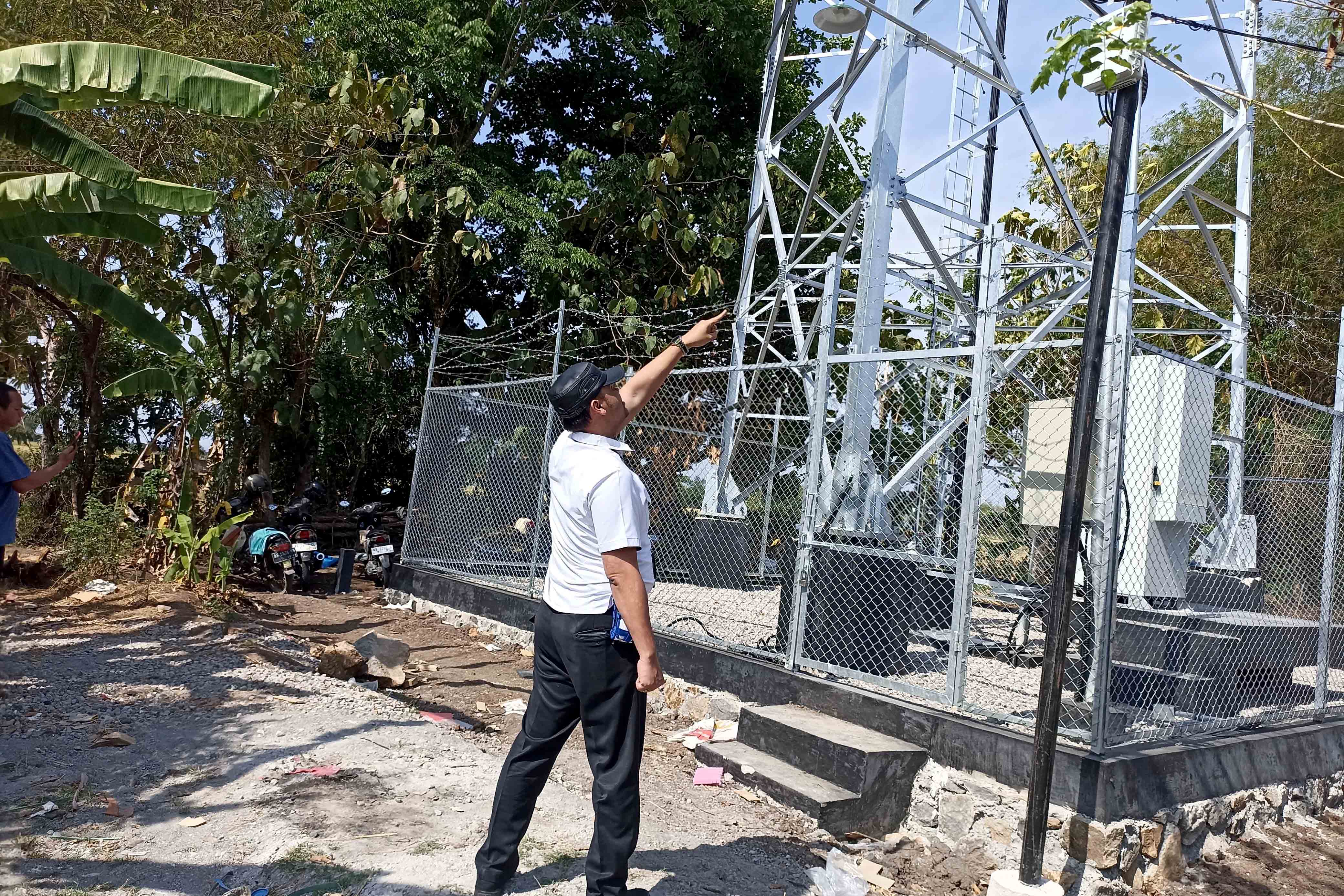 PERIKSA: Petugas Satpol PP dan Damkar menggelar sidak untuk memastikan pendirian dan operasional BTS tidak berizin, kemarin (18/9). (SATPOL PP DAN DAMKAR MADIUN)