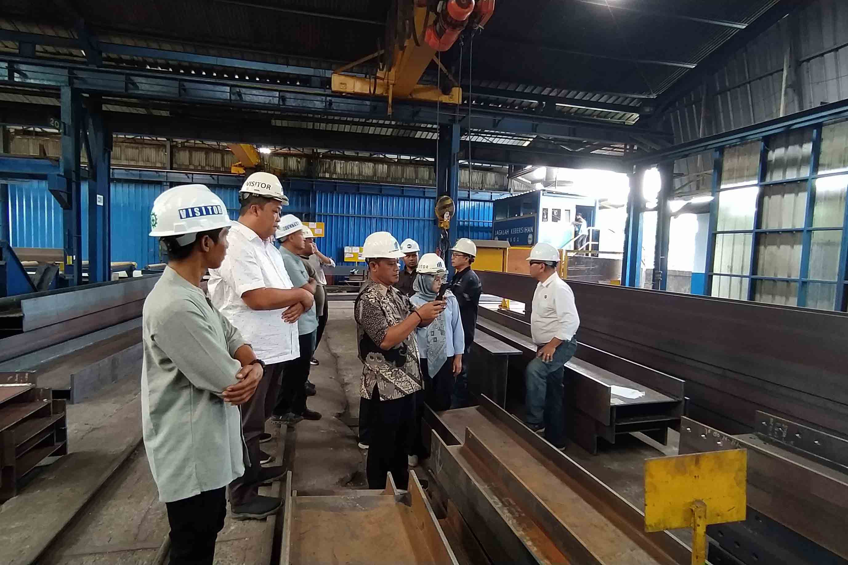 TINJAU: Tim pengamanan pembangunan strategis (PPS) Kejari Kota Madiun, inspektorat, serta DPUPR, mendatangi pabrik penyedia material Jembatan Patihan di Bekasi. (DPUPR)