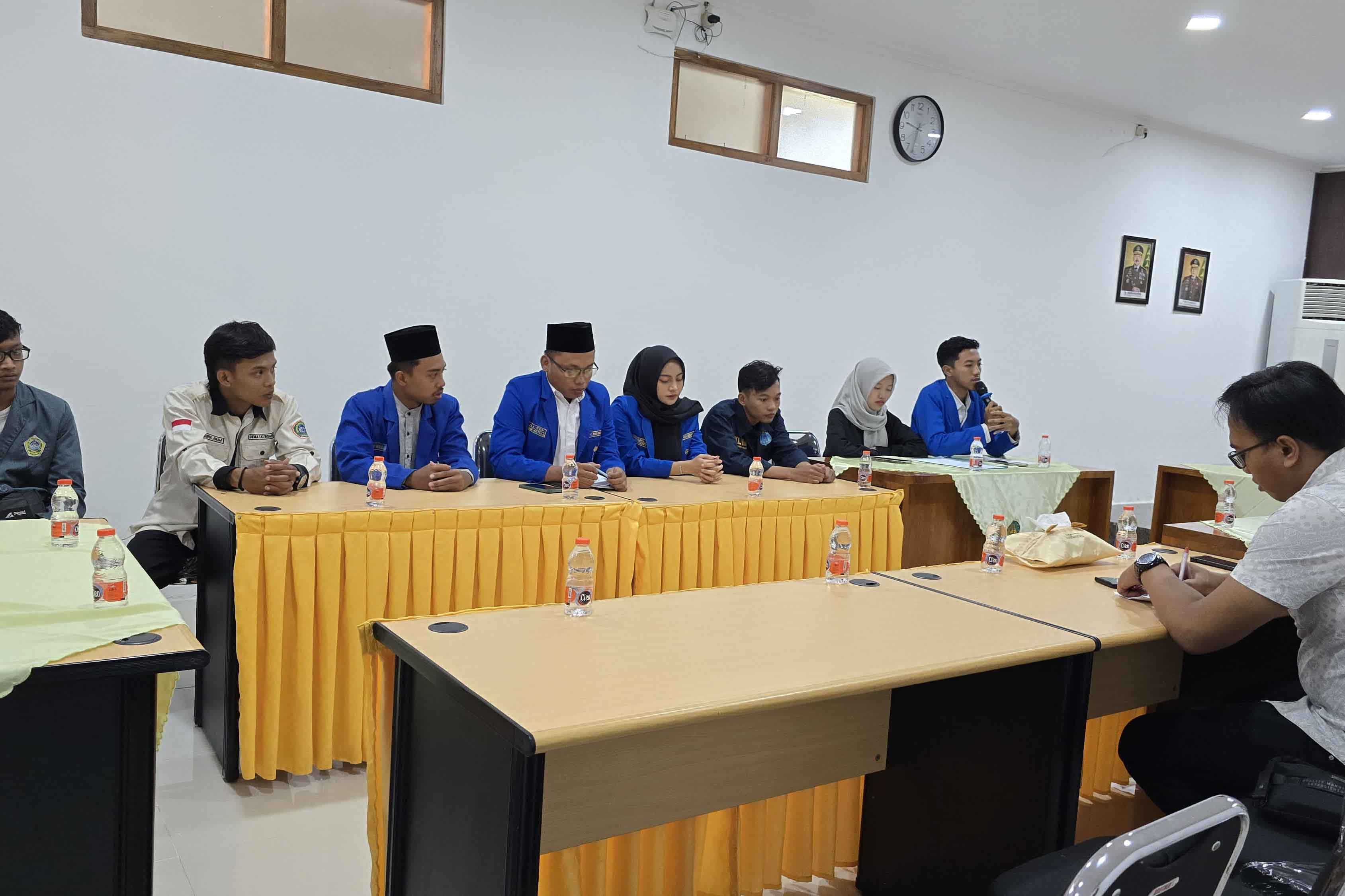SAMPAIKAN SUARA: Belasan mahasiswa datang ke Kejari Ngawi meminta kasus dugaan korupsi dana hibah dikbud 2022 diusut tuntas.
