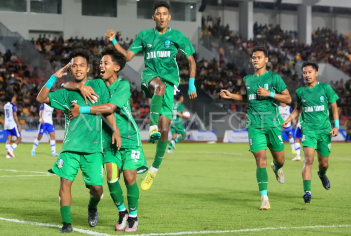 JAWARA: Rizky Dwi Nugraha (dua dari kanan), pemain sepak bola PON Jatim warga Kota Madiun. (ANTARA)