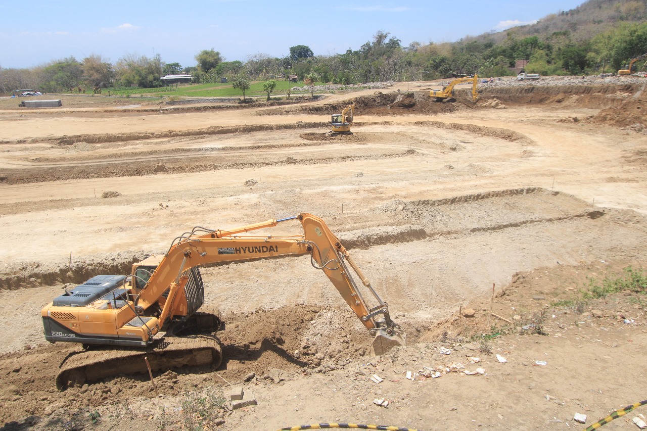 BERPROGRES: Pekerja proyek Sirkuit Balap Magetan tengah bekerja, Kamis (19/9). (AJI PUTRA/RADAR MAGETAN)
