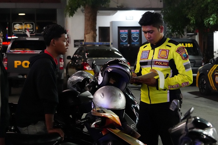 SANKSI TEGAS: Satlantas Polres Ponorogo mengamankan puluhan remaja dan kendaraan yang terlibat balap liar di Jalan Suromenggolo.