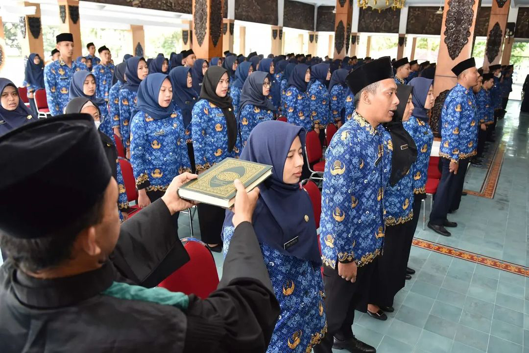 ABDI NEGARA: Pengambilan sumpah dan pengangkatan PNS Pemkab Pacitan tahun lalu. (DOKUMEN RADAR MADIUN)