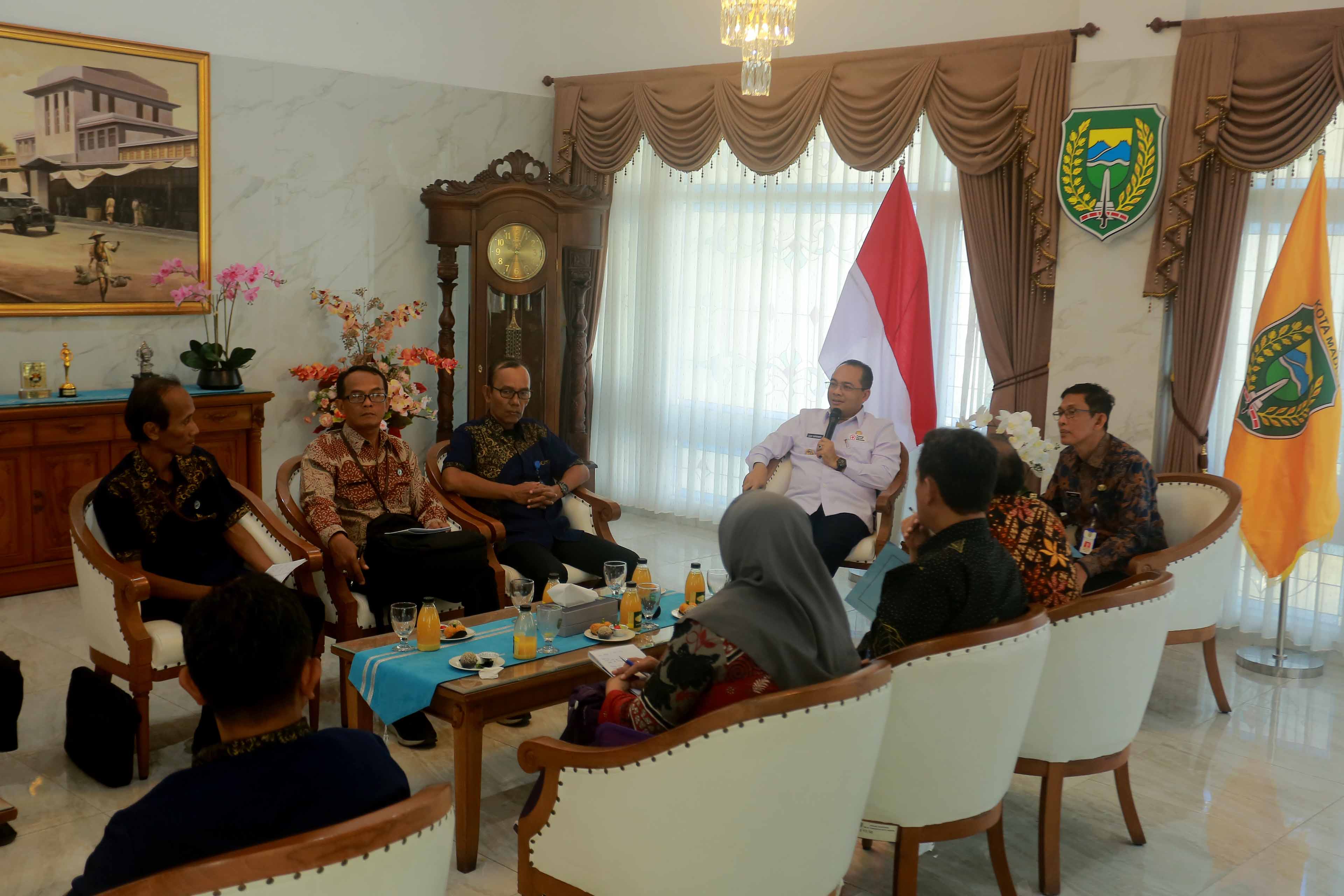 ALOKASI PUSAT: Proyek DAK TPPKT dievaluasi dalam audiensi di Rumah Dinas Wali Kota Madiun, Kamis (19/9).&nbsp;(BAGAS BIMANTARA/RADAR MADIUN)