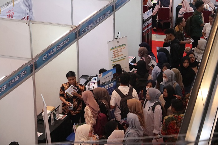 BERDESAKAN: Ratusan warga berebut kesempatan kerja dalam jobfair di Hall PCC Ponorogo, Jumat (20/9).