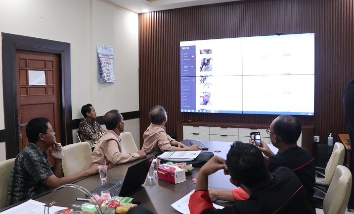 OPEN BIDDING: Petugas KPKNL dan BPKKAD Ponorogo menggelar lelang aset berupa eks kendaraan dinas, Kamis (19/9).