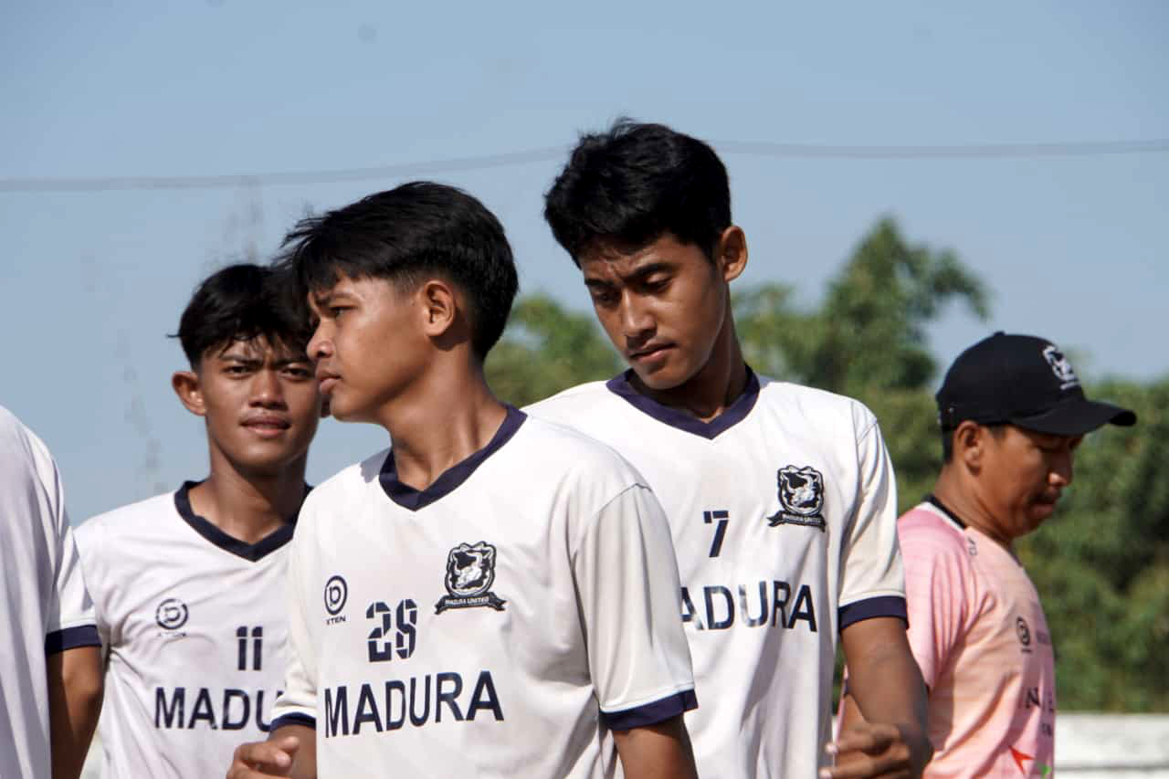 LOLOS: Pesepak bola muda Kabupaten Madiun menjalani latihan di tim EPA Madura United. (ISTIMEWA)