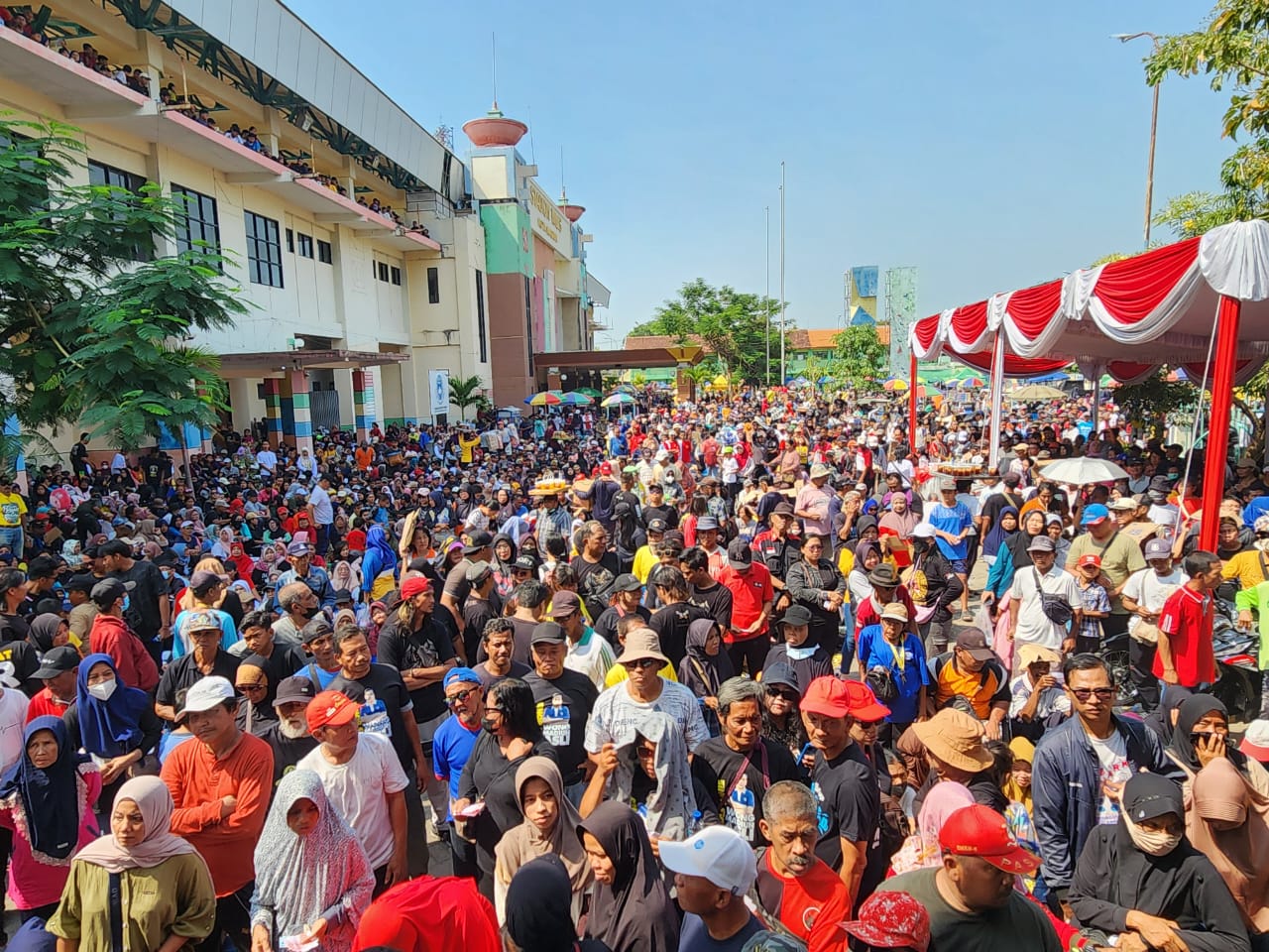 MENYEMUT: Tak kurang dari 40 ribu kupon doorprize habis terbagi dalam jalan sehat yang digelar relawan Bonus, Sabtu (21/9). (HUMAS BONUS)