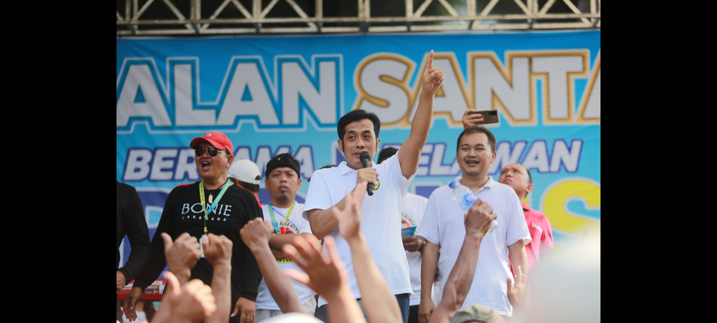 SAPA MASYARAKAT: Bacawali Bonie Laksmana dan Bacawawali Bagus Rizki Dinarwan menyapa masyarakat di acara jalan sehat, Sabtu (21/9). (BAGAS BIMANTARA/RADAR MADIUN)