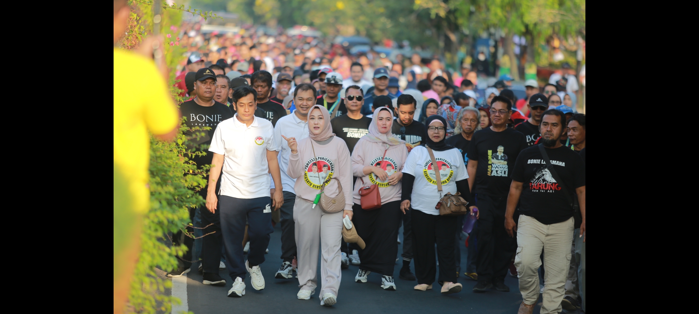 RAMAI: SAPA MASYARAKAT: Bacawali Bonie Laksmana dan Bacawawali Bagus Rizki Dinarwan mengikuti jalan sehat, Sabtu (21/9). (BAGAS BIMANTARA/RADAR MADIUN)