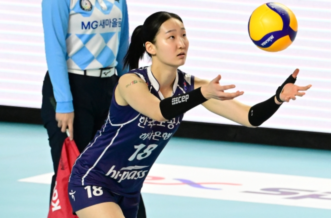 Wajah Kim Se bin, middle blocker imut Expressway Hi-Pass sempat terkena bola saat menghadapi Hyundai Hillstate di putaran keempat liga voli Korea,Rabu 8 Januari 2025.