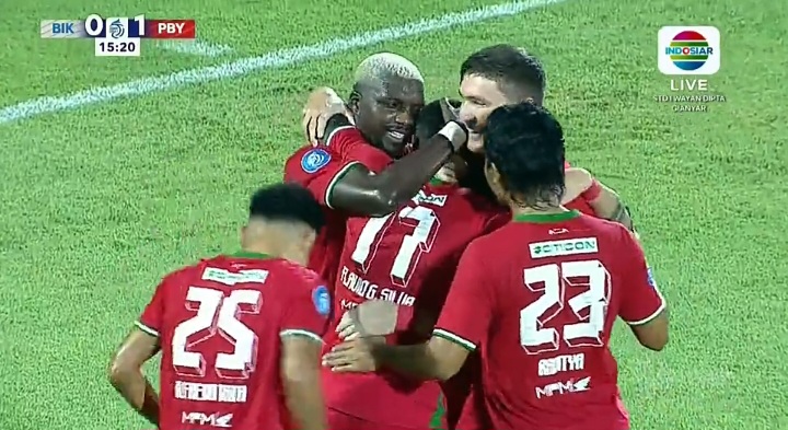Persebaya memimpin 1-0 di babak pertama.