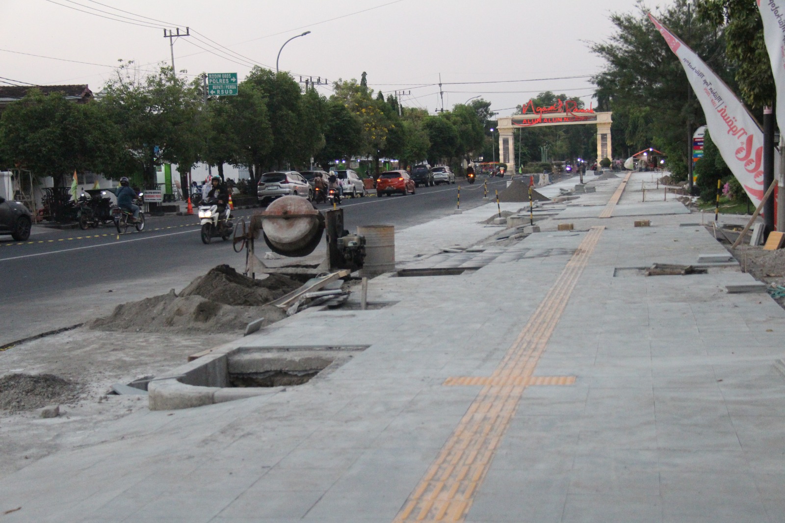 CATATAN: DPUPR Ngawi meminta kontraktor lebih ketat menyortir batu andesit lantai pedestrian Yos Sudarso. (ASEP SYAEFUL BACHRI/JAWA POS RADAR NGAWI)