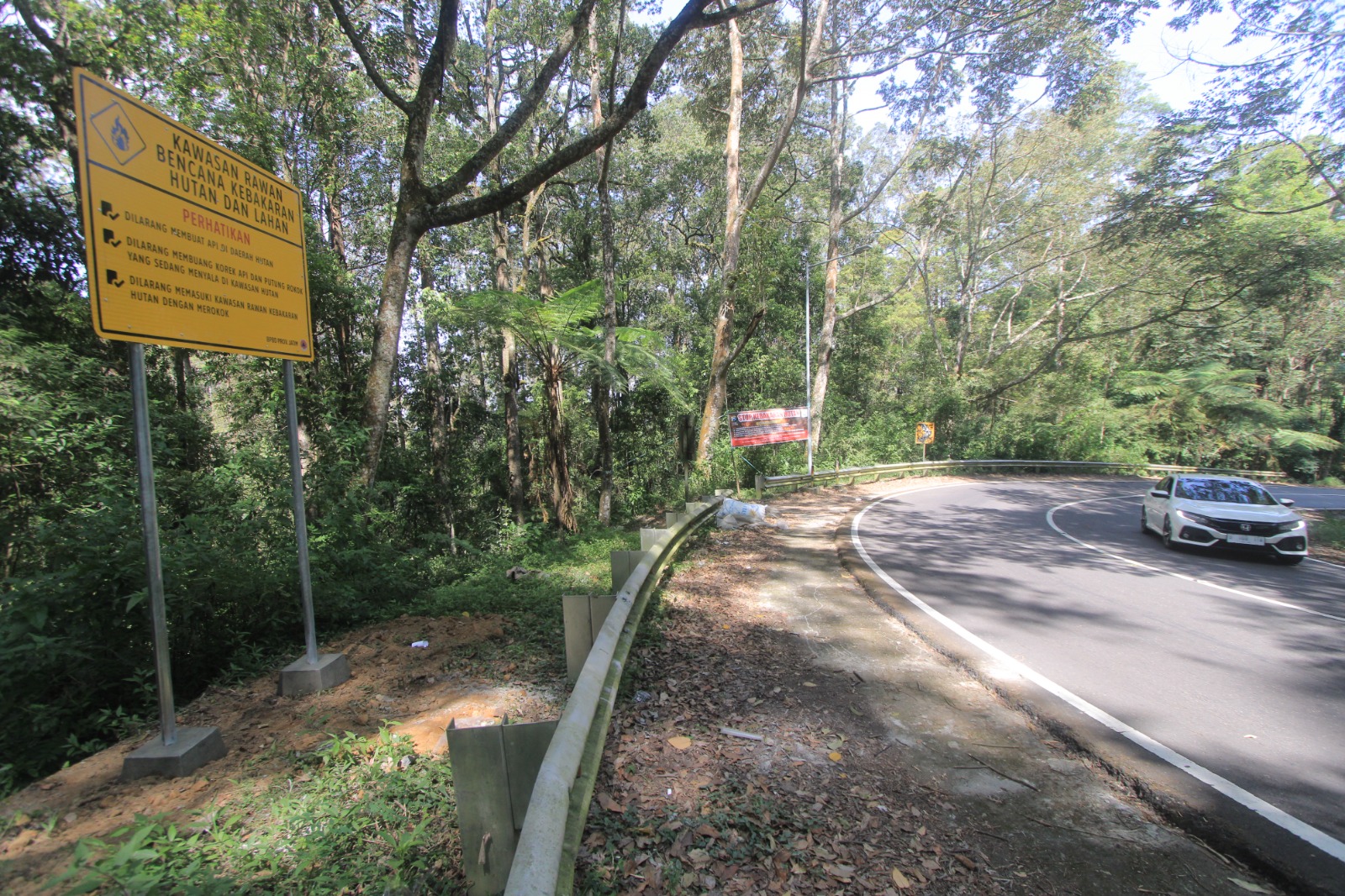 MITIGASI: BPBD Magetan memasang papan informasi peringatan bencana di sejumlah titik yang ada di desa/kelurahan. (AJI PUTRA/RADAR MAGETAN)