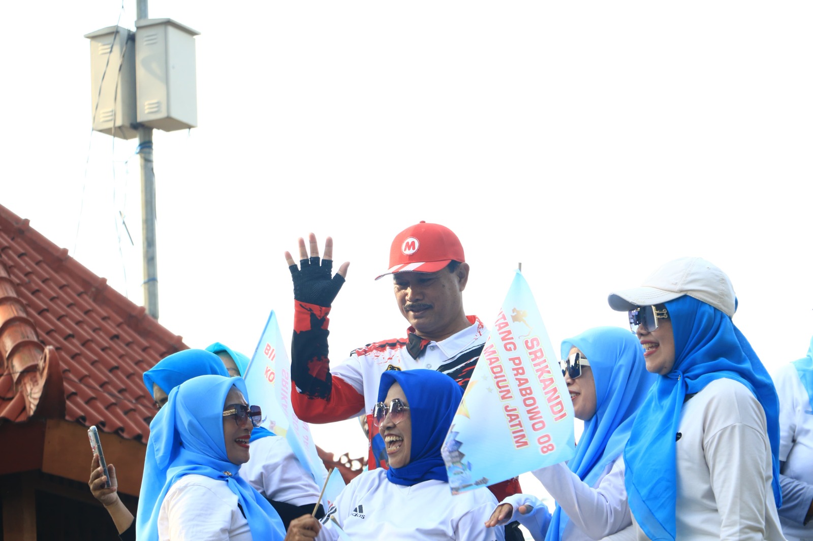 SEHAT: Bacawali Maidi menghadiri kegiatan senam sehat bareng dengan Srikandi di Bantaran Kali Madiun kemarin (21/9). (HENGKY RISTANTO/RADAR MADIUN)