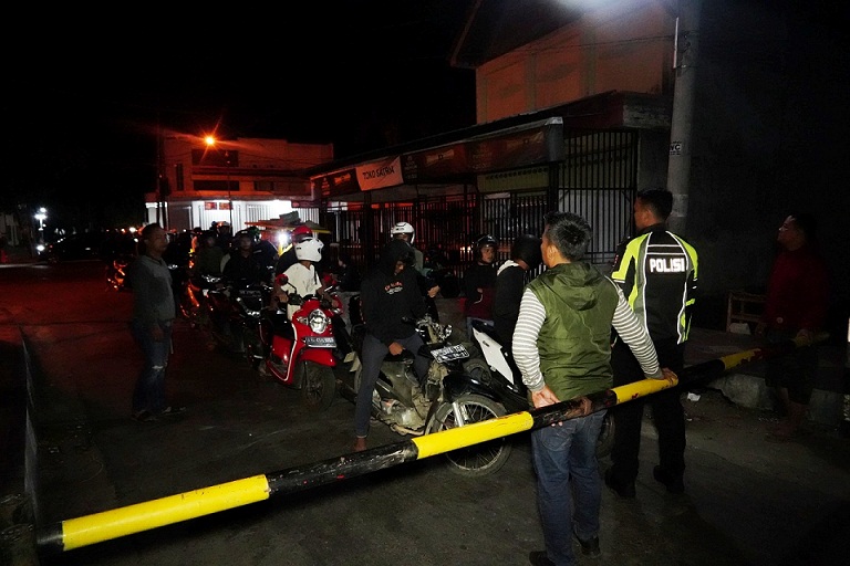 BALAP LIAR: Satlantas Polres Ponorogongamanake puluhan remaja lan kendaraaneing Jalan Suromenggolo. (SATLANTAS POLRESU PONOROGO)