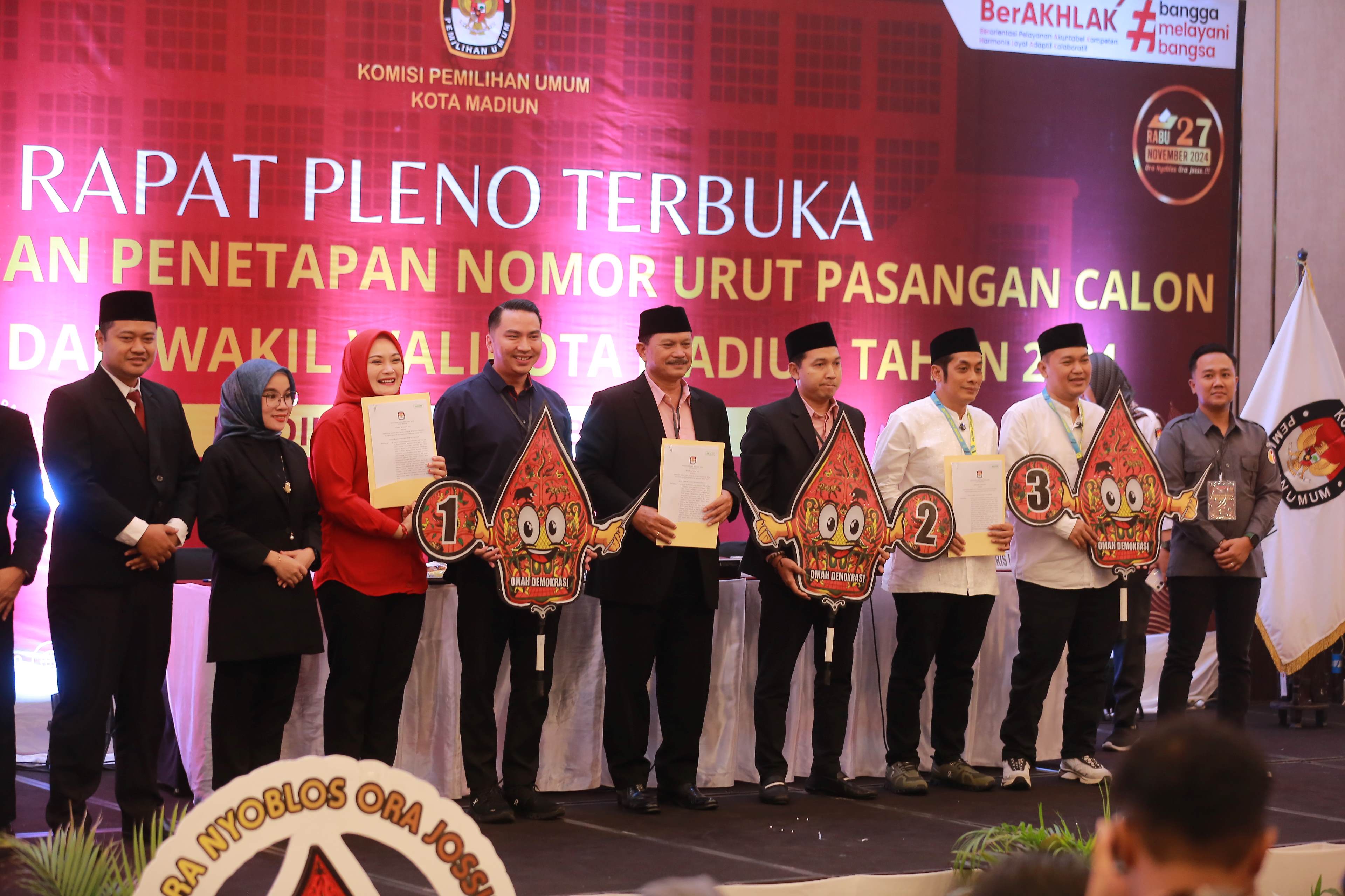 SAH: Tiga paslon Pilkada Kota Madiun 2024 menunjukkan nomor urut masing-masing, Senin (23/9). (BAGAS BIMANTARA/RADAR MADIUN)