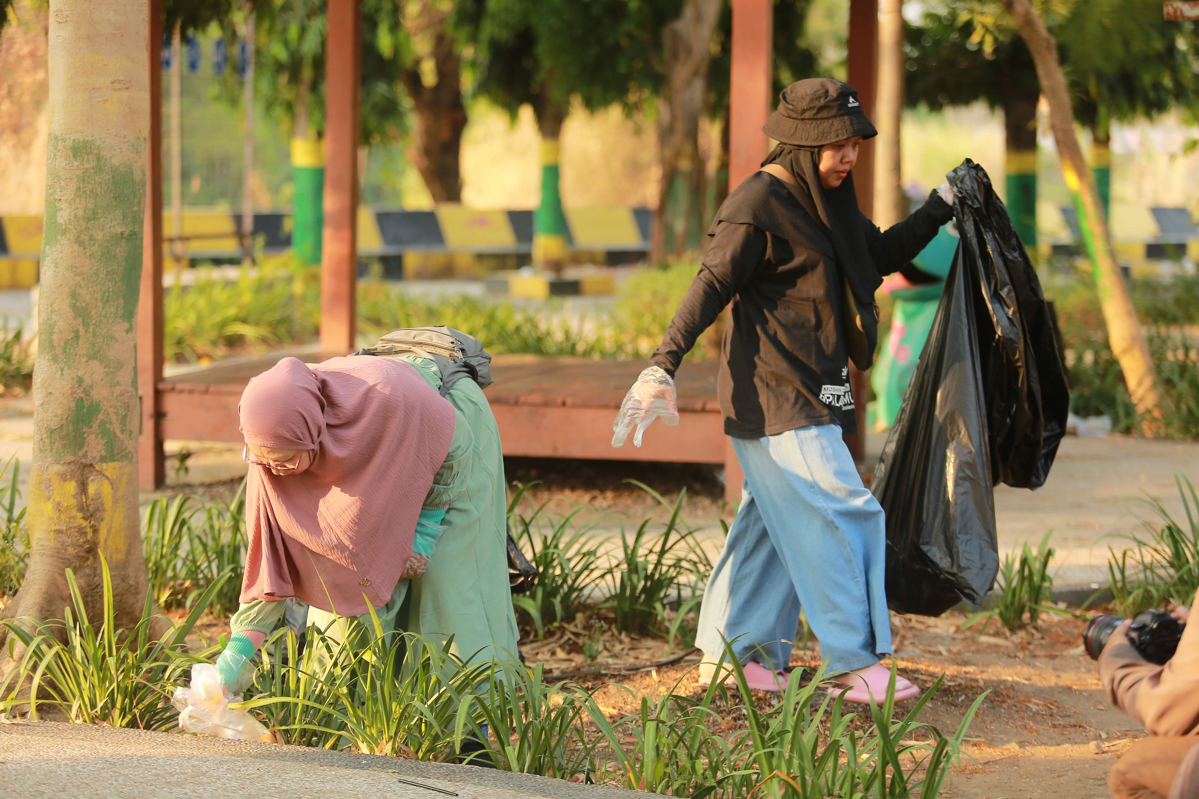 BIAR BERSIH: Sejumlah orang melakukan aksi bersih-bersih sampah plastik di kawasan Bantaran, Kota Madiun, kemarin.&nbsp;(BAGAS BIMANTARA/RADAR MADIUN)