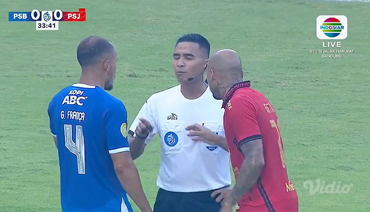 Laga Persib vs Persija berlangsung dalam tensi tinggi.