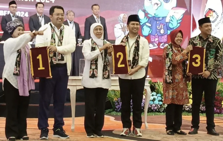 Tiga paslon menunjukkan nomor urut yang diperoleh.