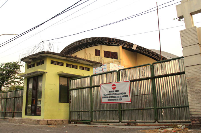 DALAM PERBAIKAN : GOR Bung Hatta Ngawi dipoles dengan anggaran Rp 4,3 miliar.