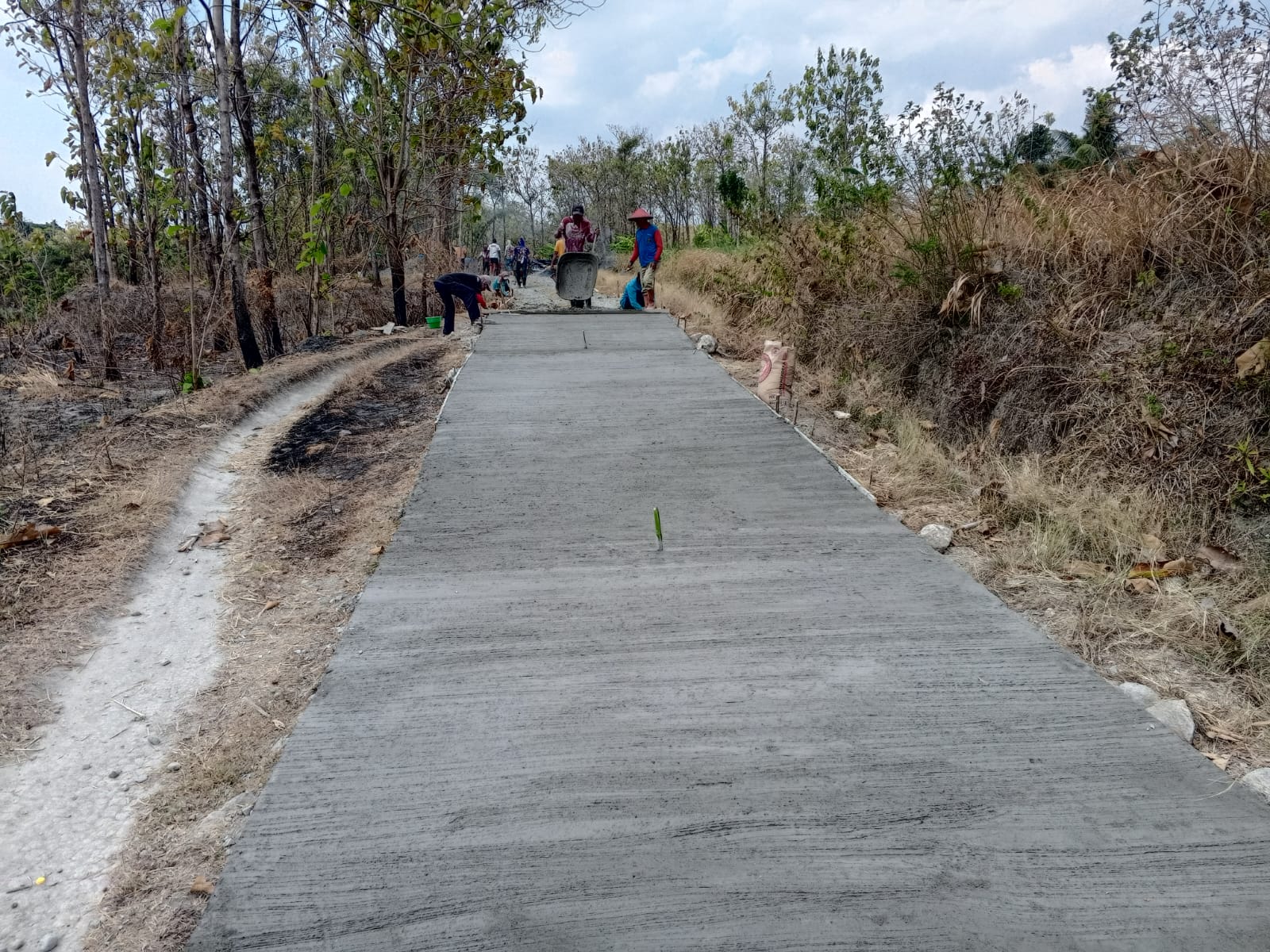 LEBIH KUAT: Jalan desa dibangun dengan cor beton menyesuaikan kondisi dan kultur tanah gerak di wilayah Gembol.&nbsp;(PEMDES GEMBOL)