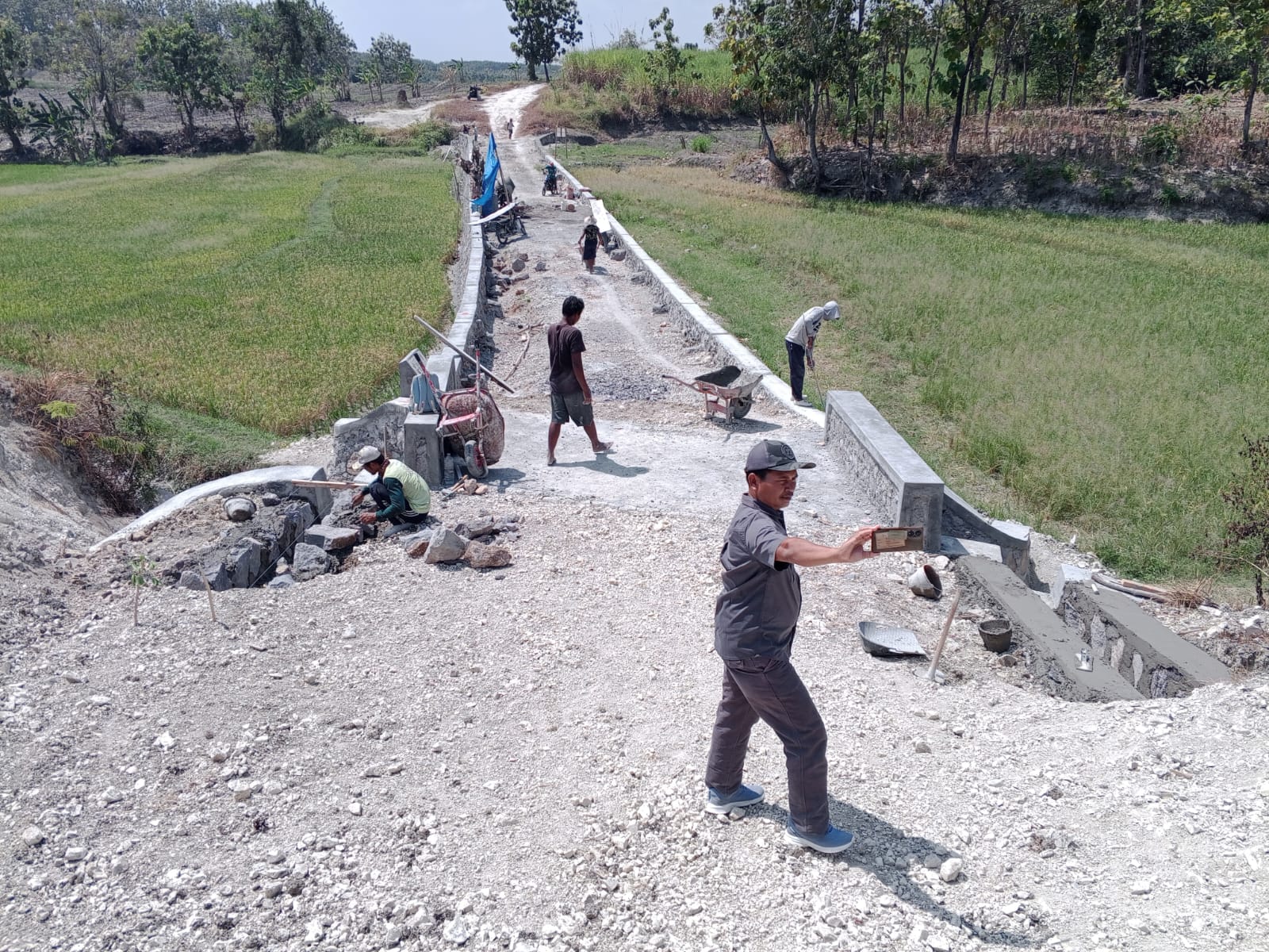 BANGUN JALAN: Pemdes Gembol, Kecamatan Karanganyar, memprioritaskan pembangunan jalan desa. (PEMDES GEMBOL)