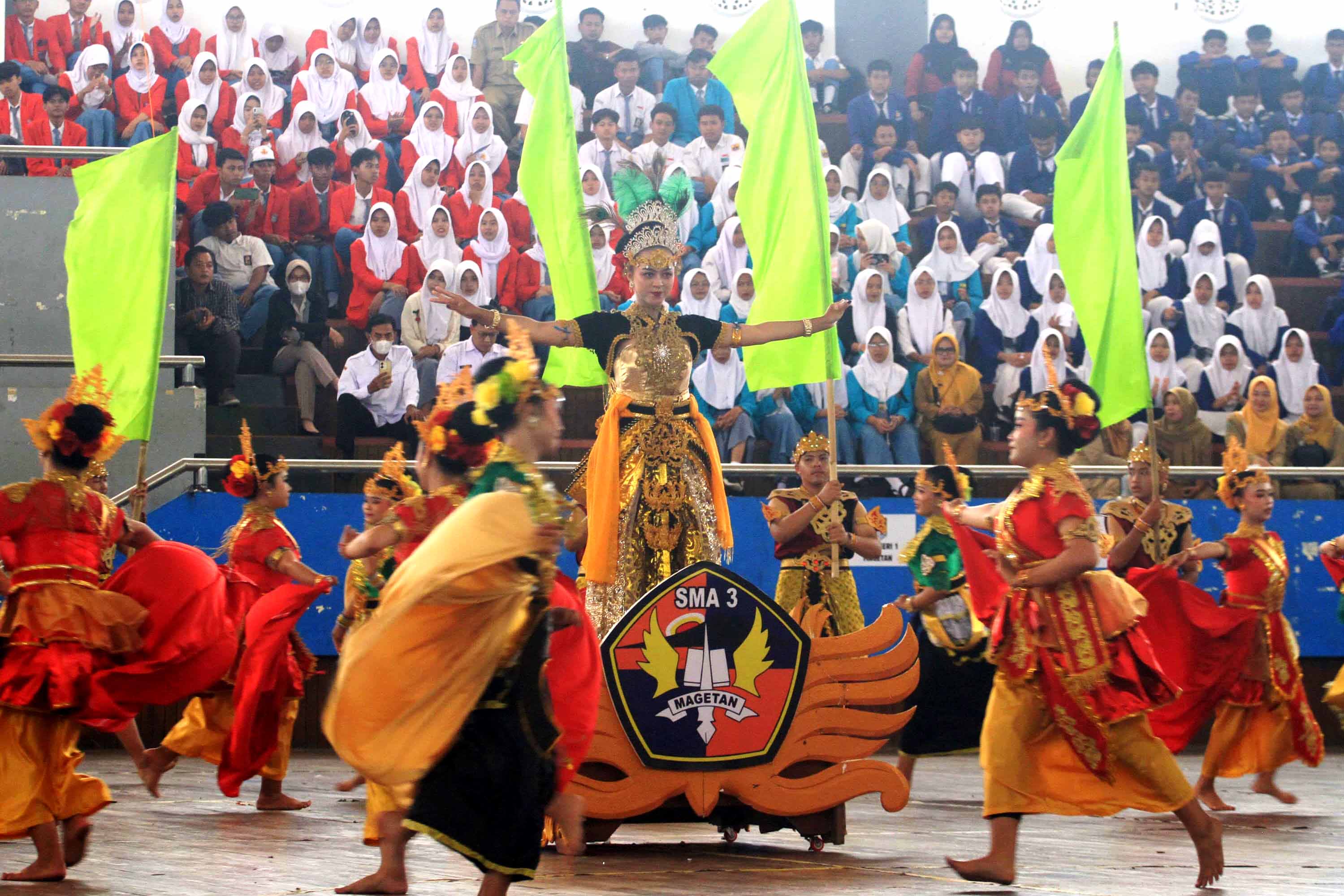 ATRAKTIF: Tari kolosal Songgolangit menyuguhkan cerita khas dipadu unsur tari tradisional yang selaras.